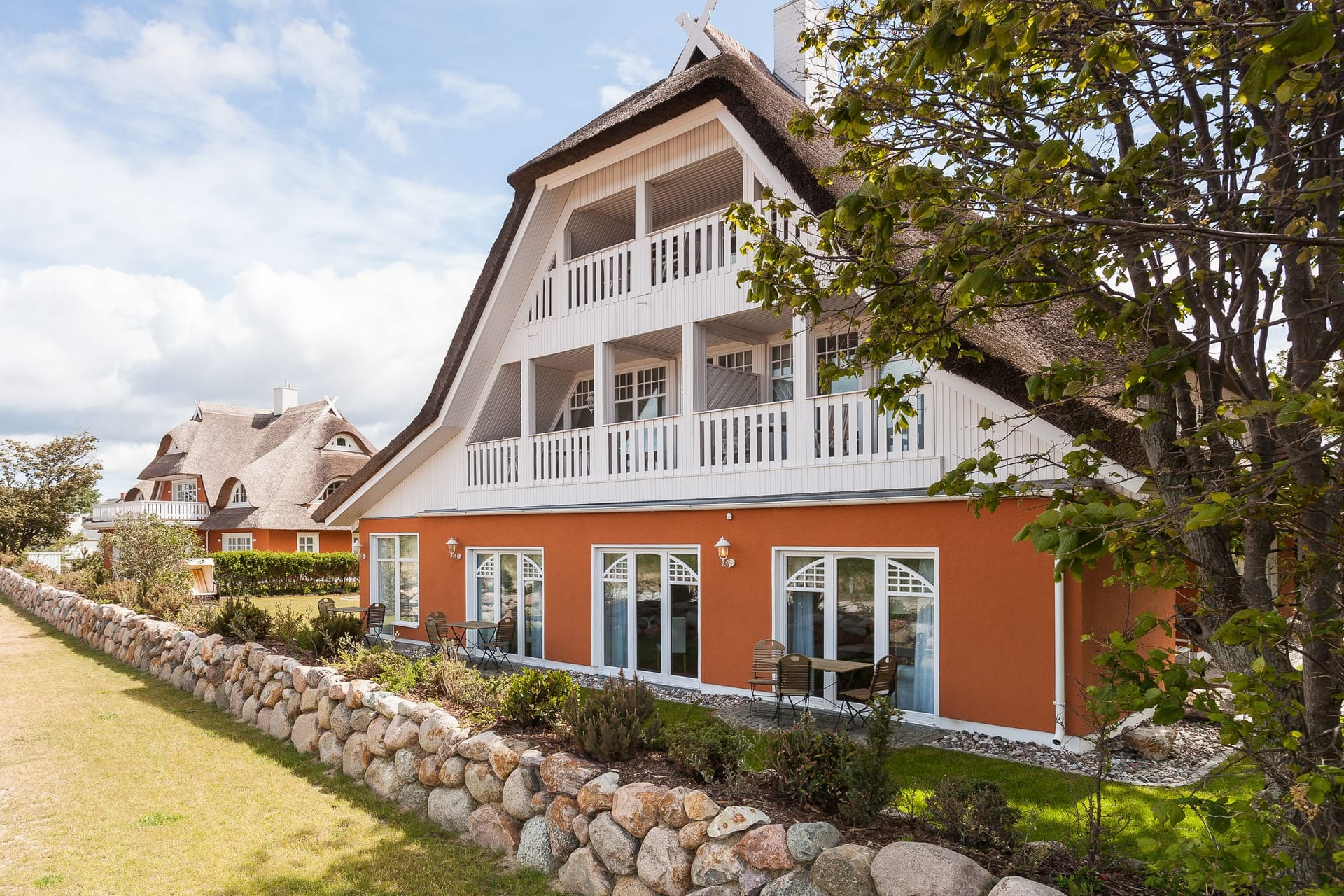 Außenansicht eines Hauses mit Terrasse