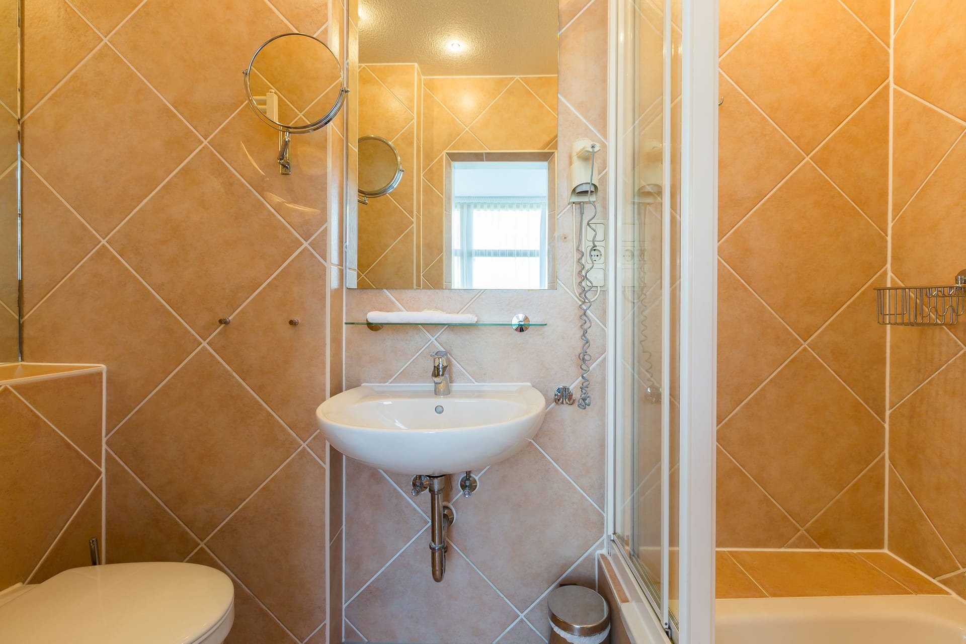 Modernes Badezimmer mit Dusche und Spiegel