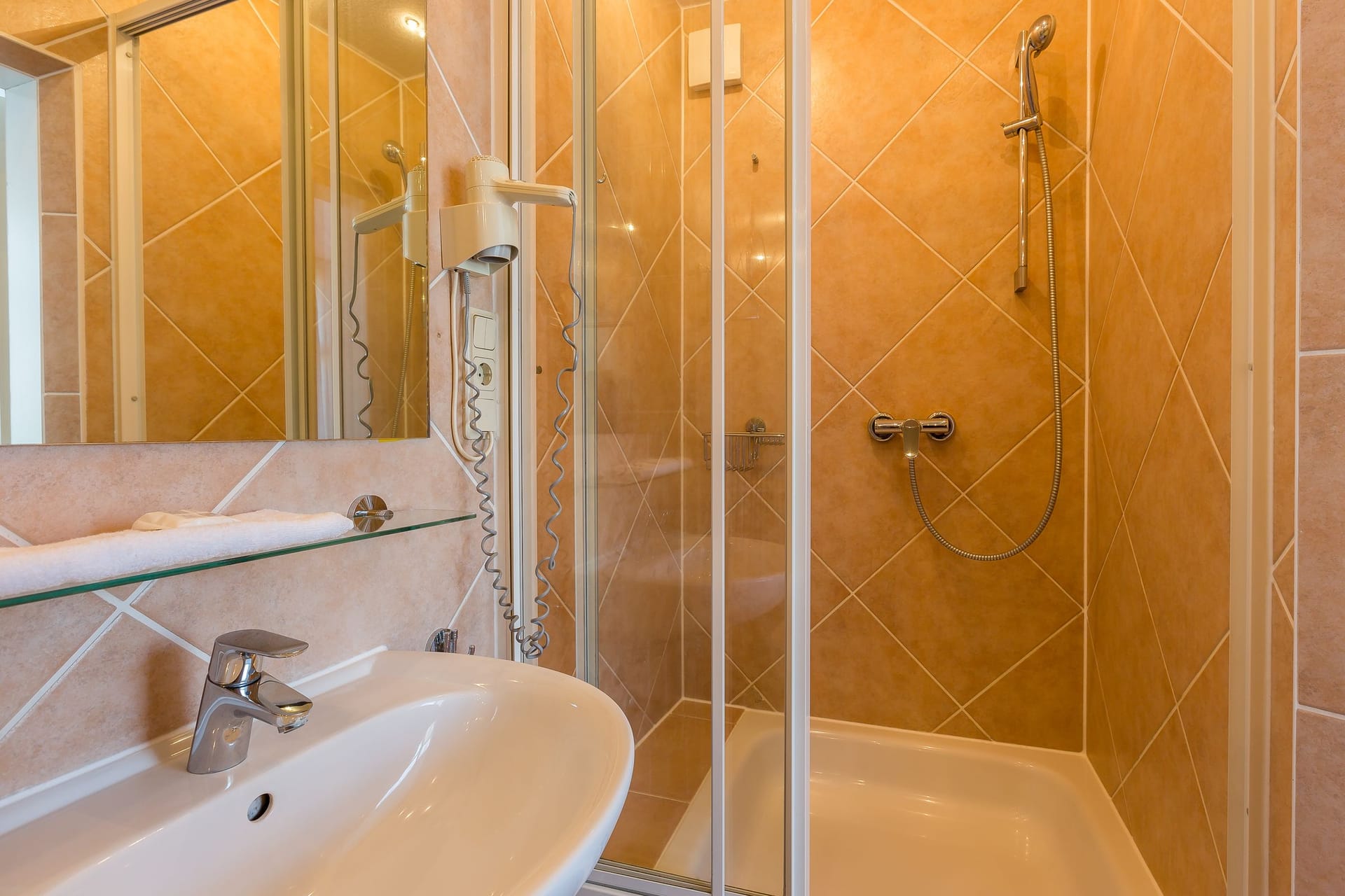 Badezimmer mit Dusche und Waschbecken