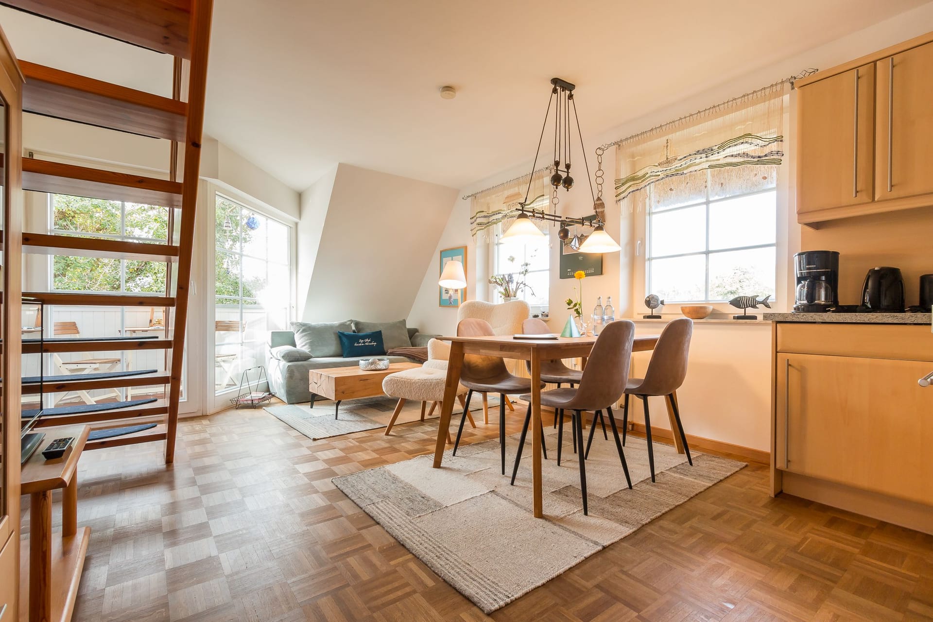 Helles Wohnzimmer mit Esstisch und Küche