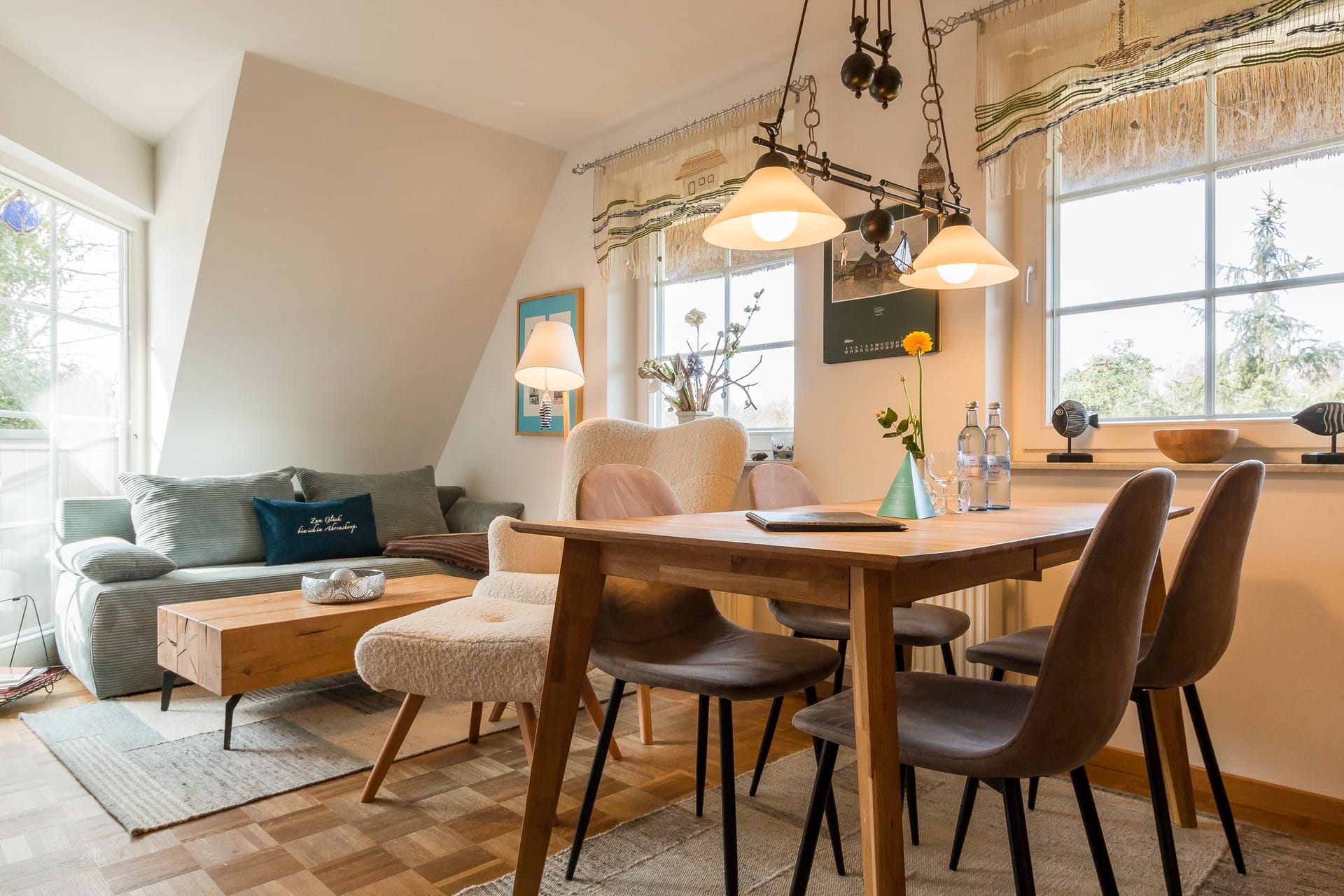 Wohnzimmer mit Sofas und Esstisch