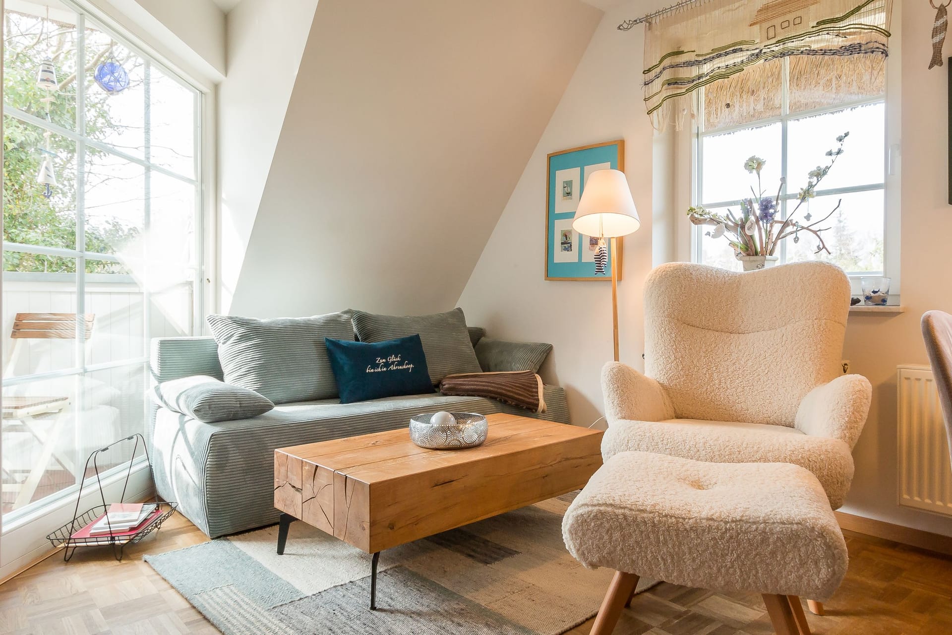 Gemütliches Wohnzimmer mit Sofa und Holztisch