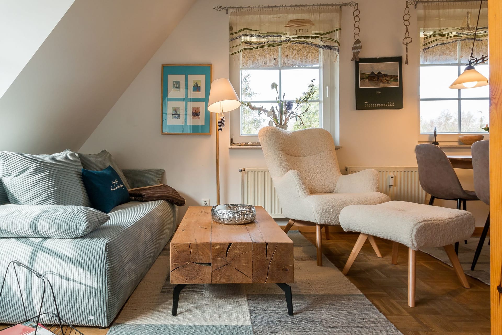 Gemütliches Wohnzimmer mit Sofa und Esstisch