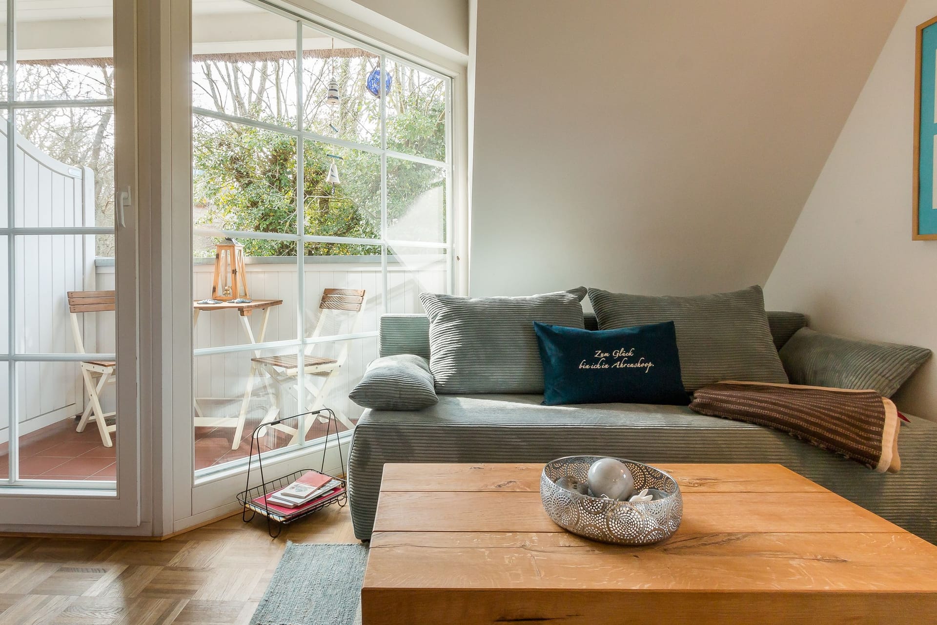 Wohnzimmer mit Sofa und Zugang zur Terrasse