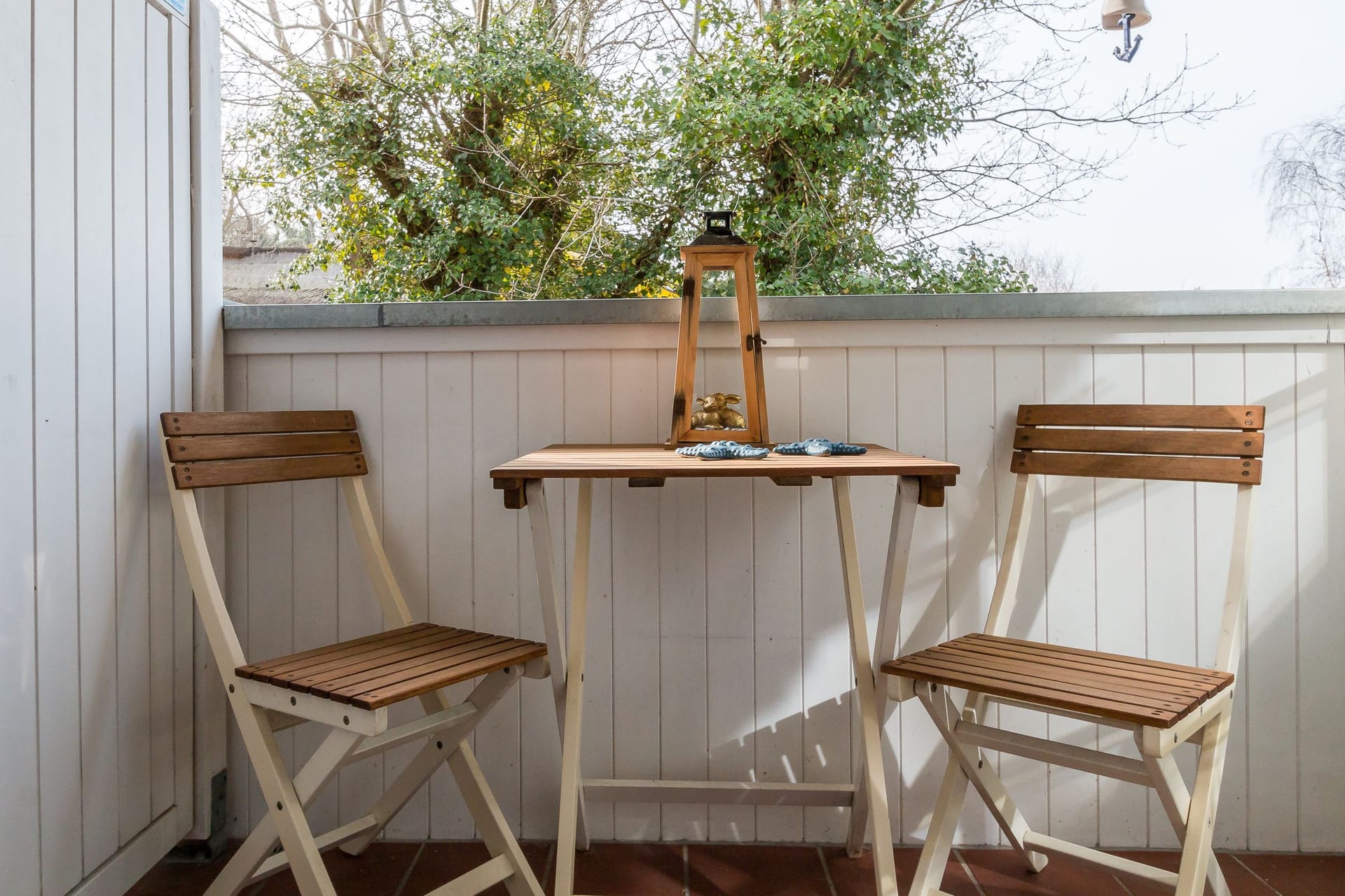 Terrasse mit Holzstuhl und Tisch