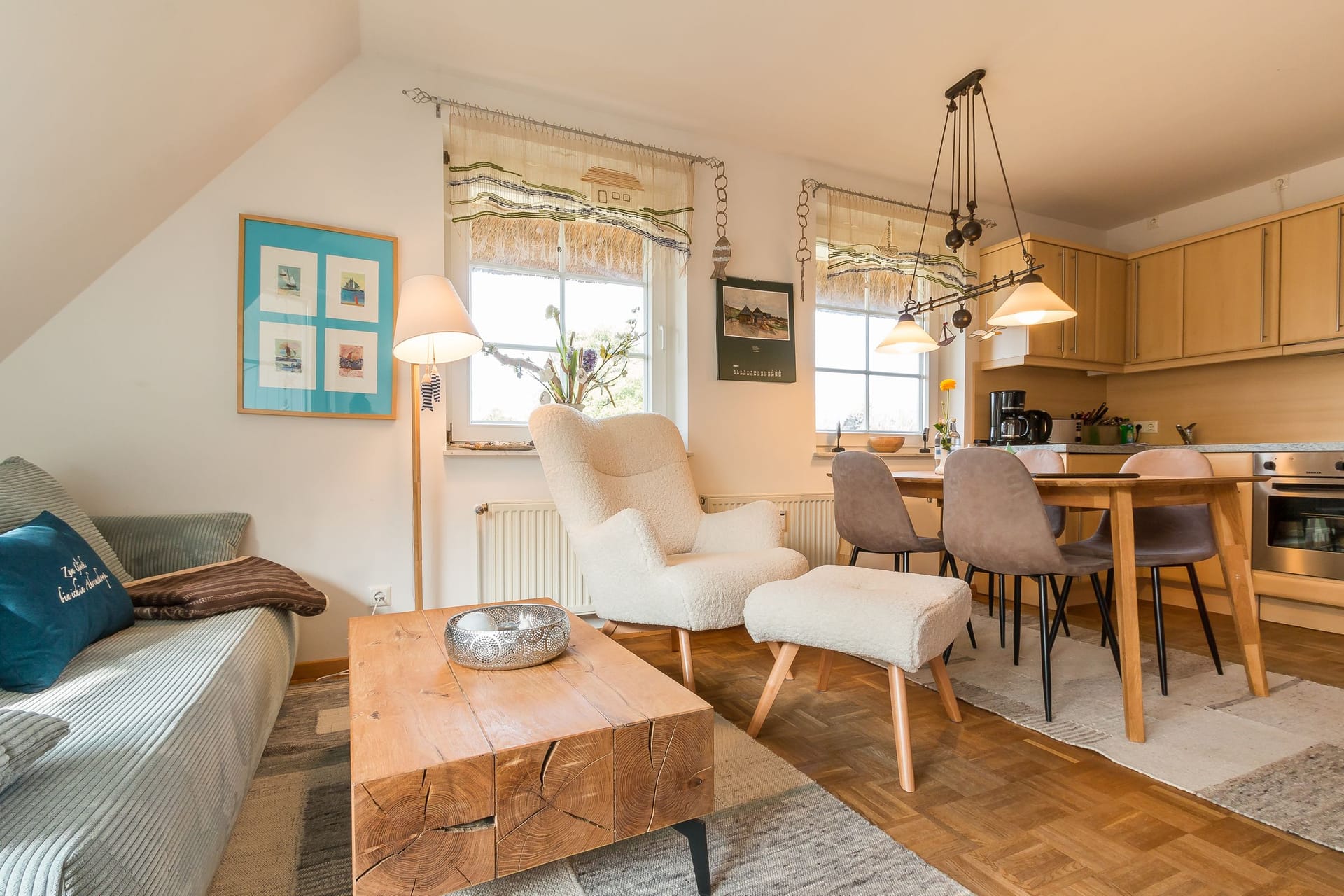 Heller Wohnbereich mit Sofa und Esstisch