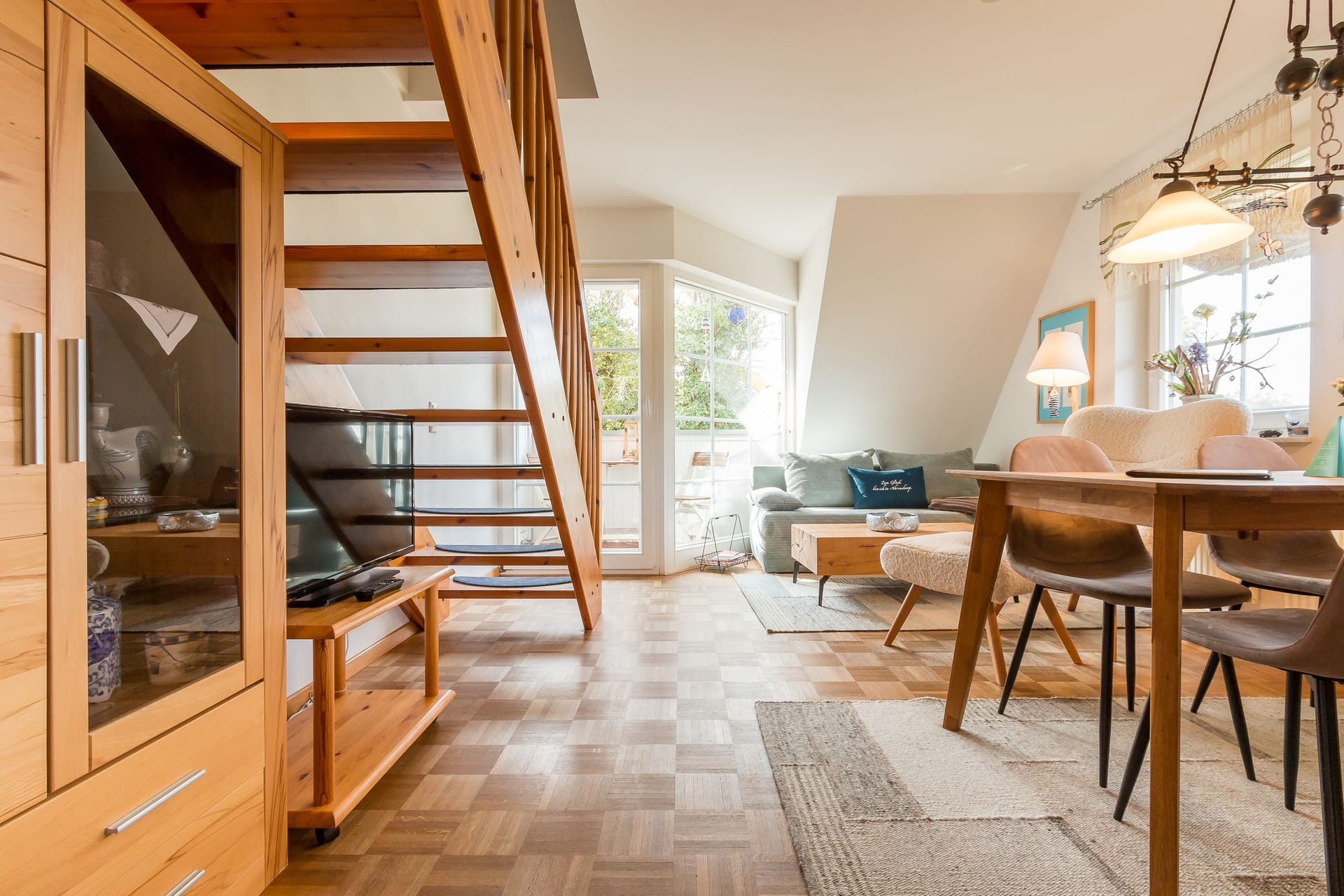 Heller Wohnraum mit Zugang zum Balkon