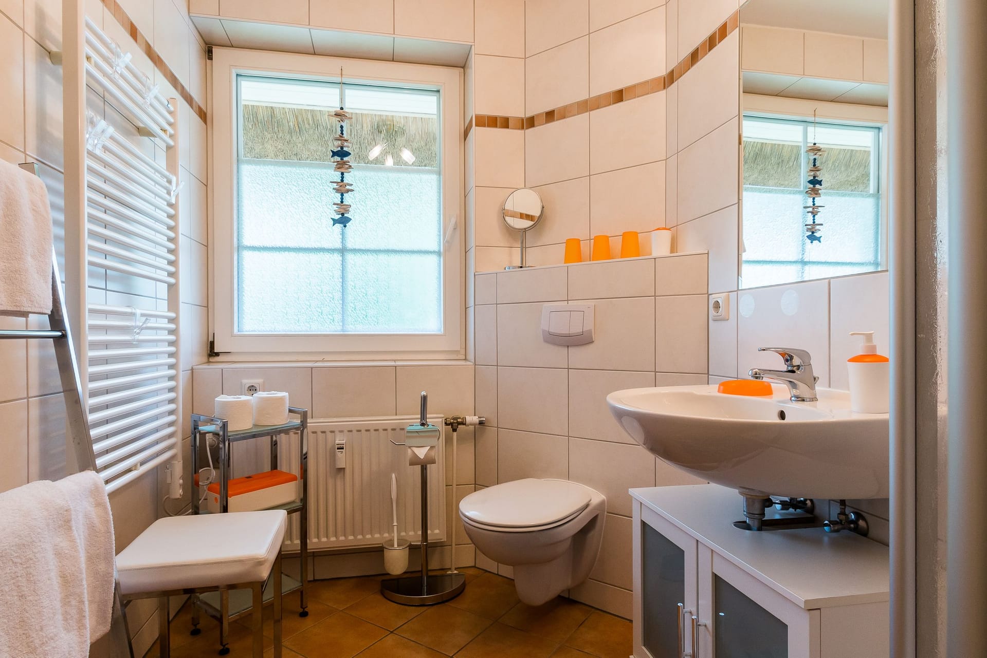 Badezimmer mit Waschbecken und Fenster