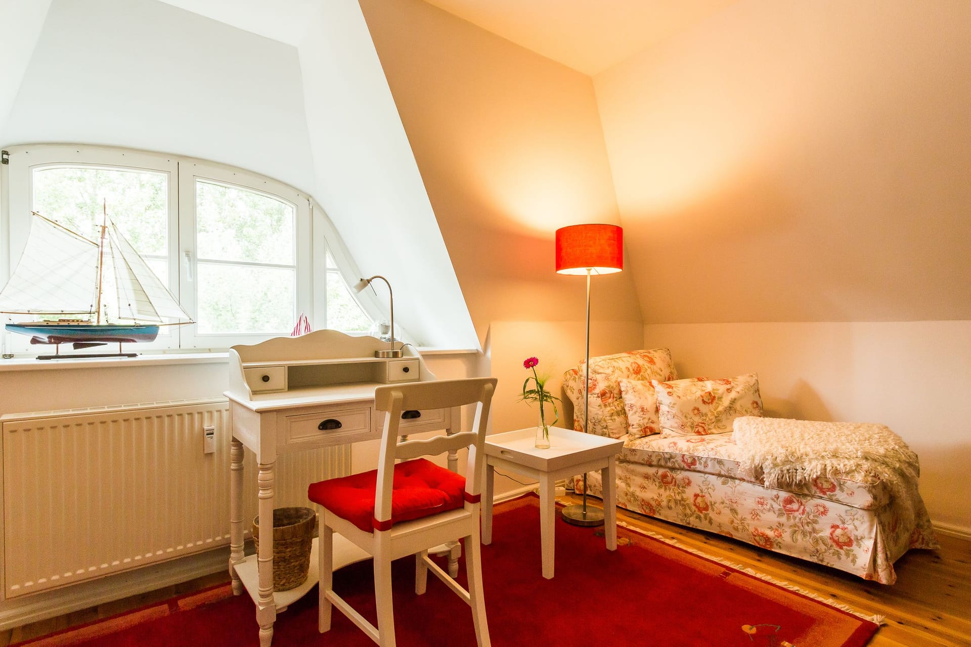 Schlafzimmer mit Sofa und Schreibtisch