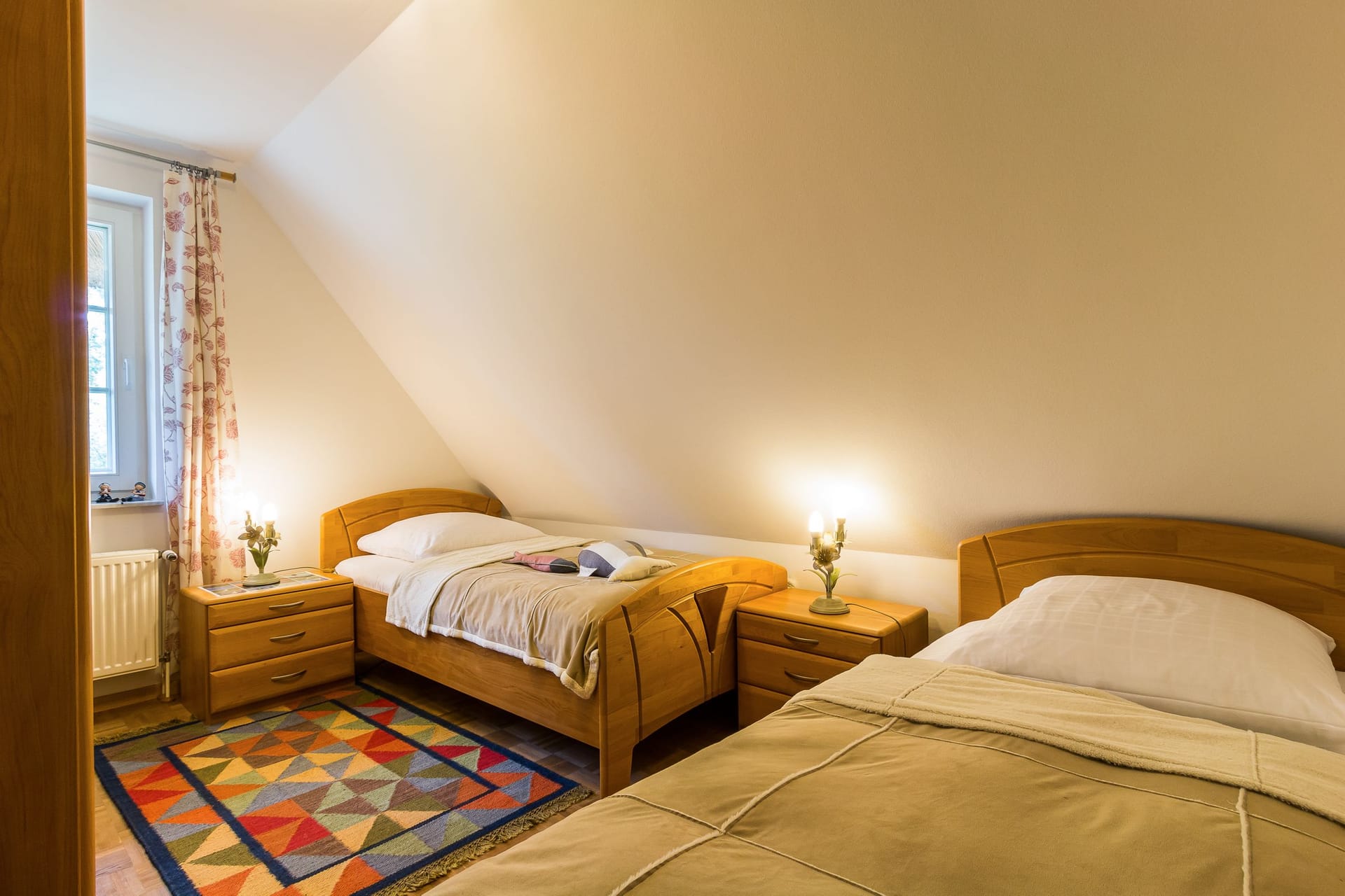 Schlafzimmer mit zwei Einzelbetten und Nachttischen