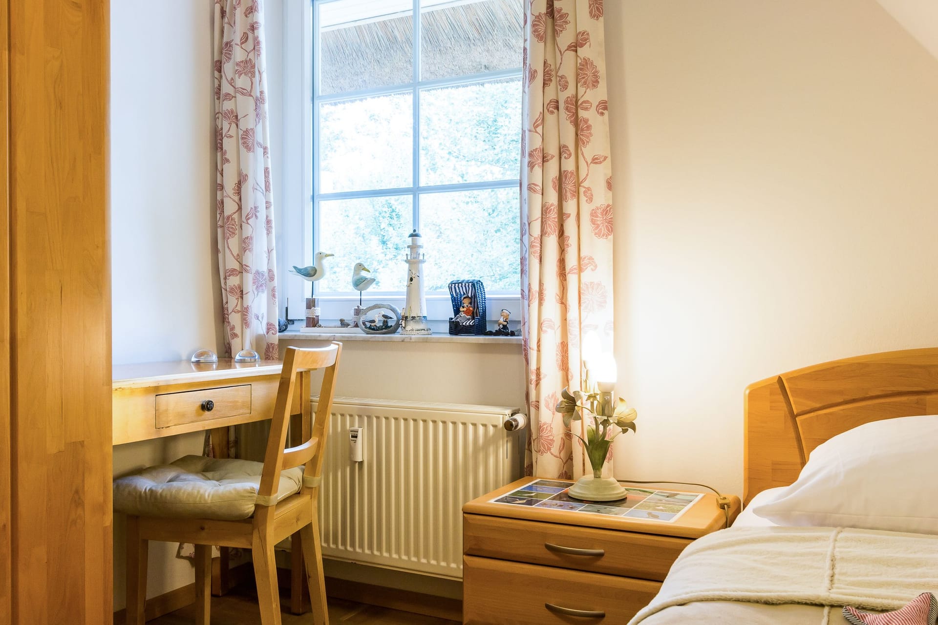 Schlafzimmer mit Schreibtisch und Fenster