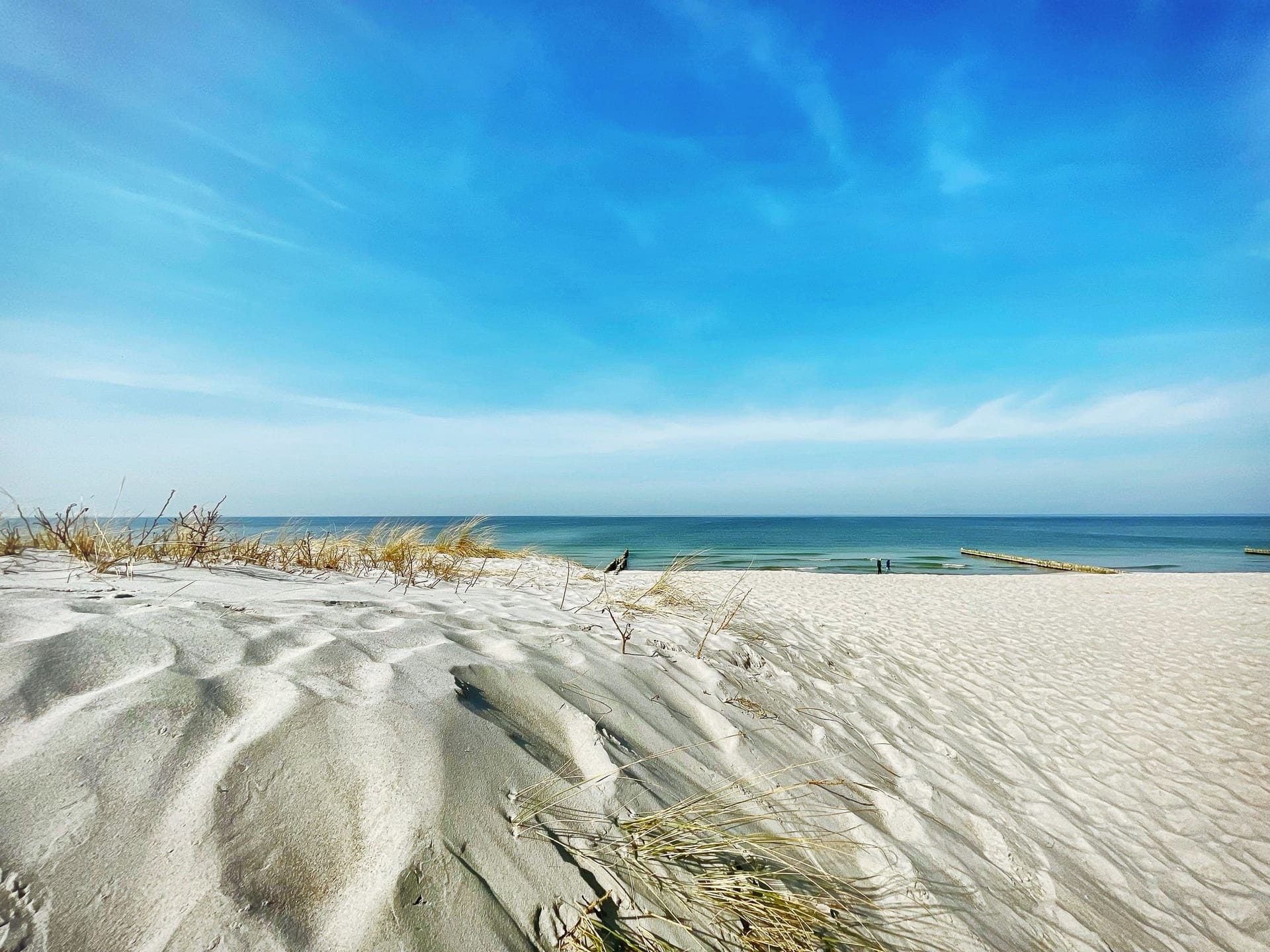 Strandansicht mit Sanddünen und klarem Himmel