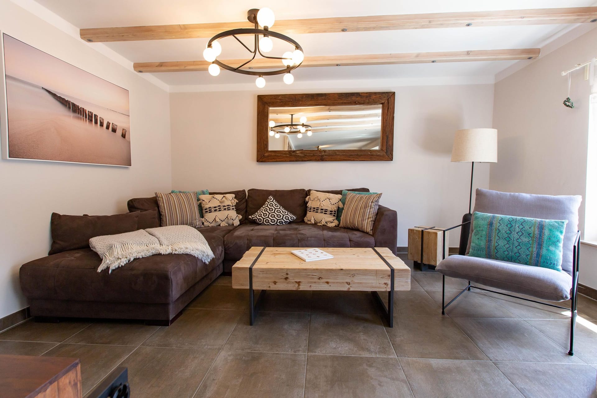 Gemütliches Wohnzimmer mit Sofa und Tisch