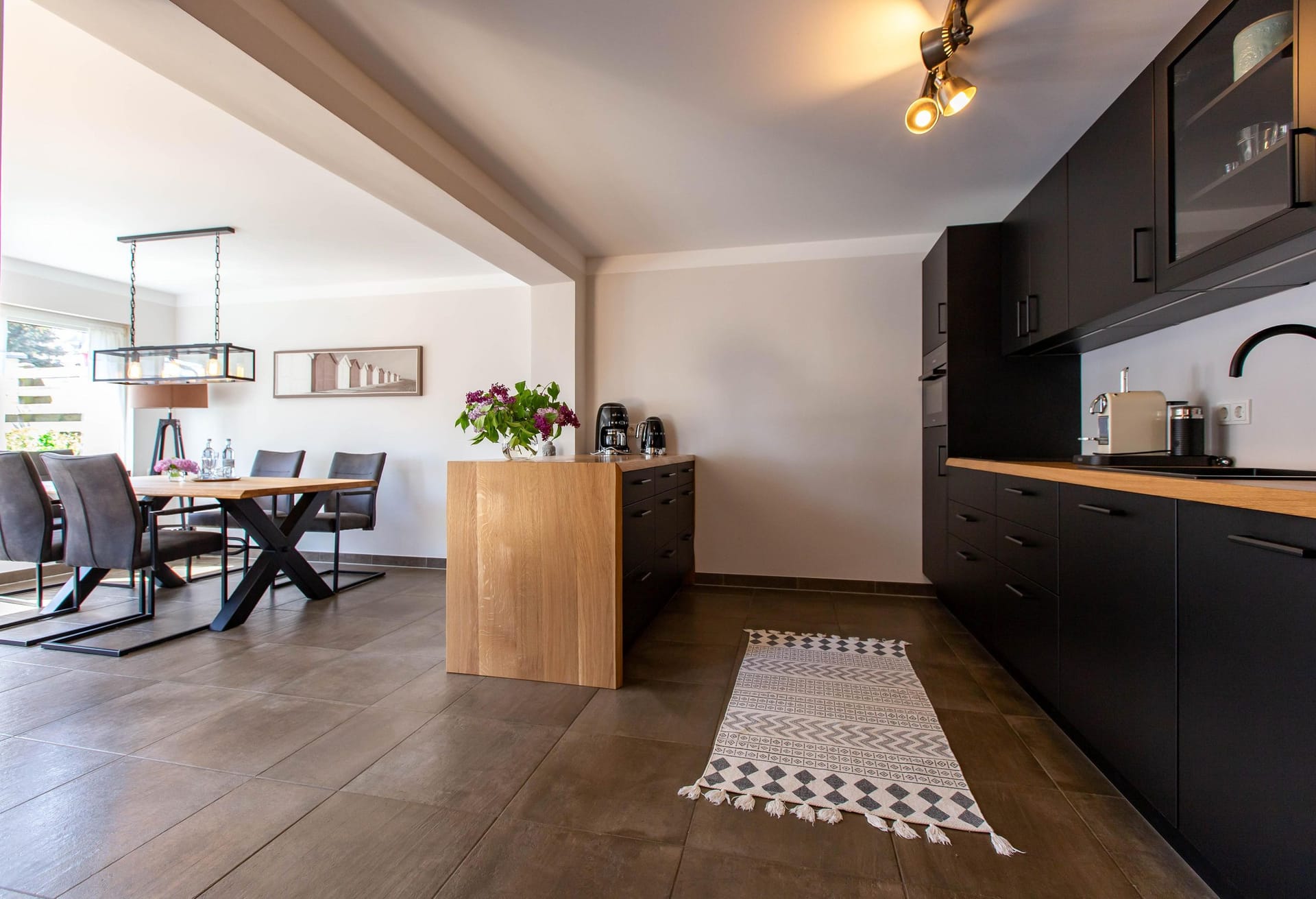 Moderne Küche mit Holzdetails