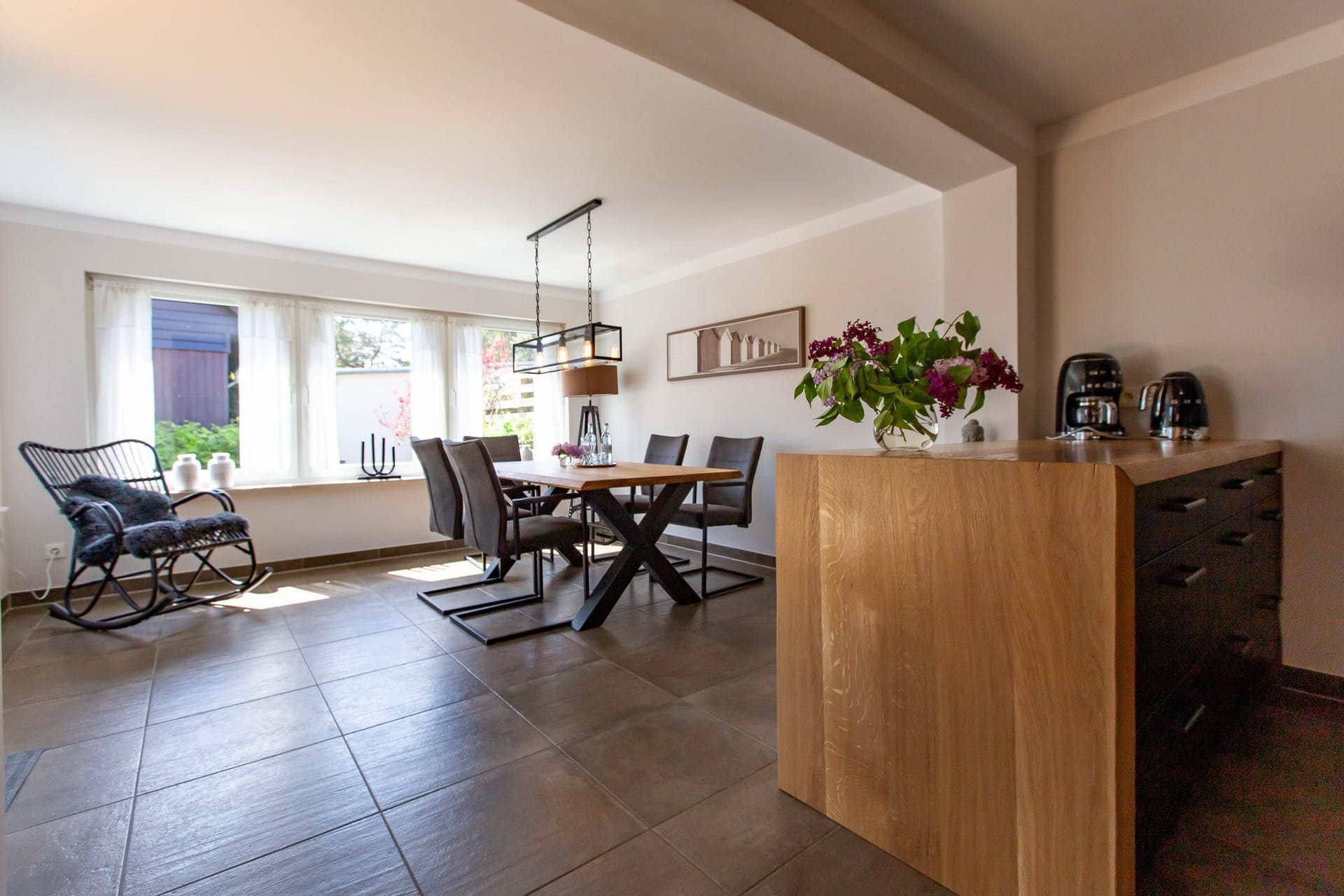 Helles Wohnzimmer mit Esstisch und gemütlicher Sitzecke