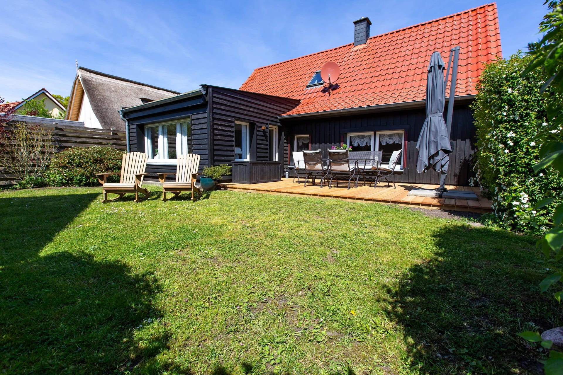 Außenansicht eines Ferienhauses mit Garten und Terrasse