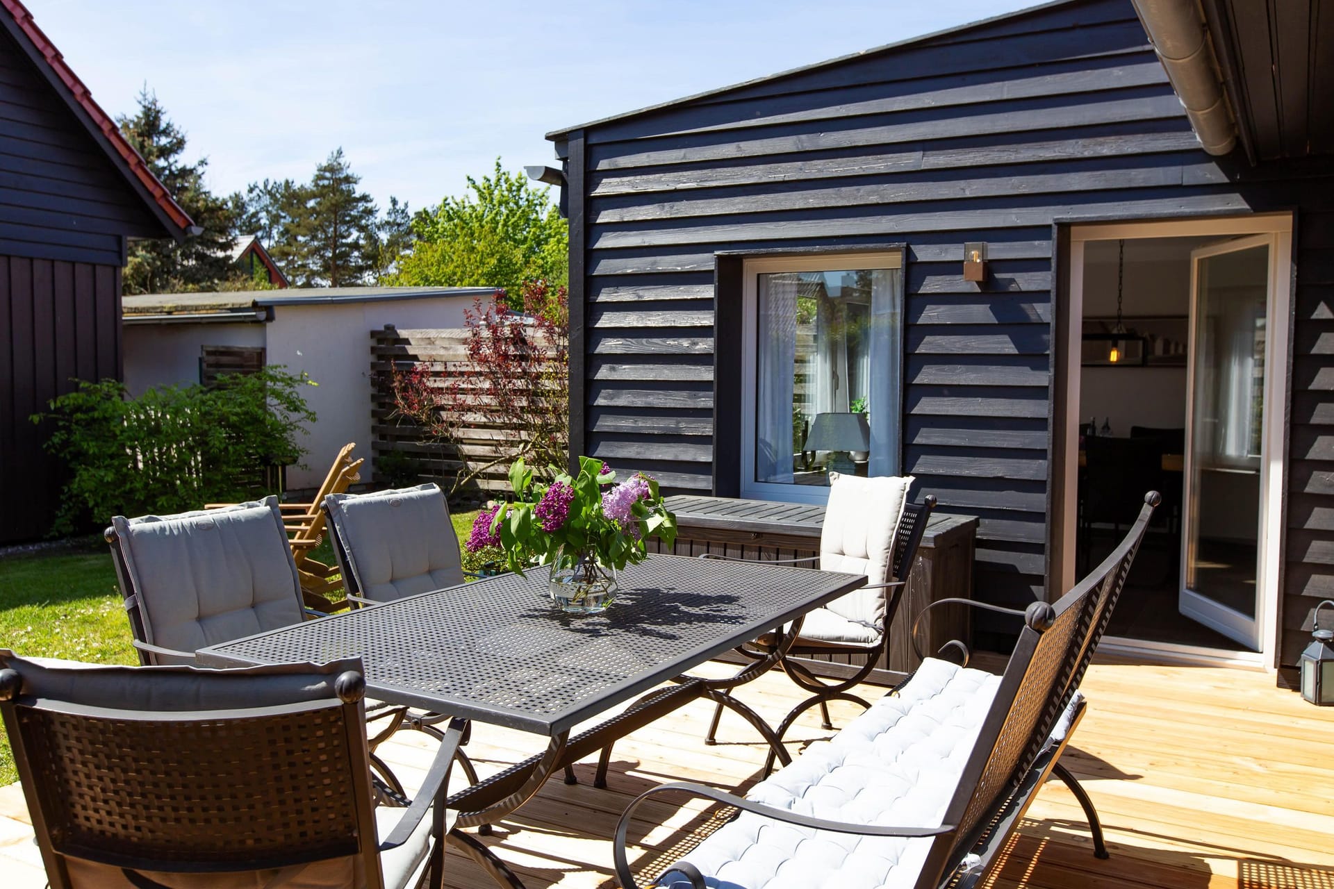 Terrasse mit Tisch und Stühlen