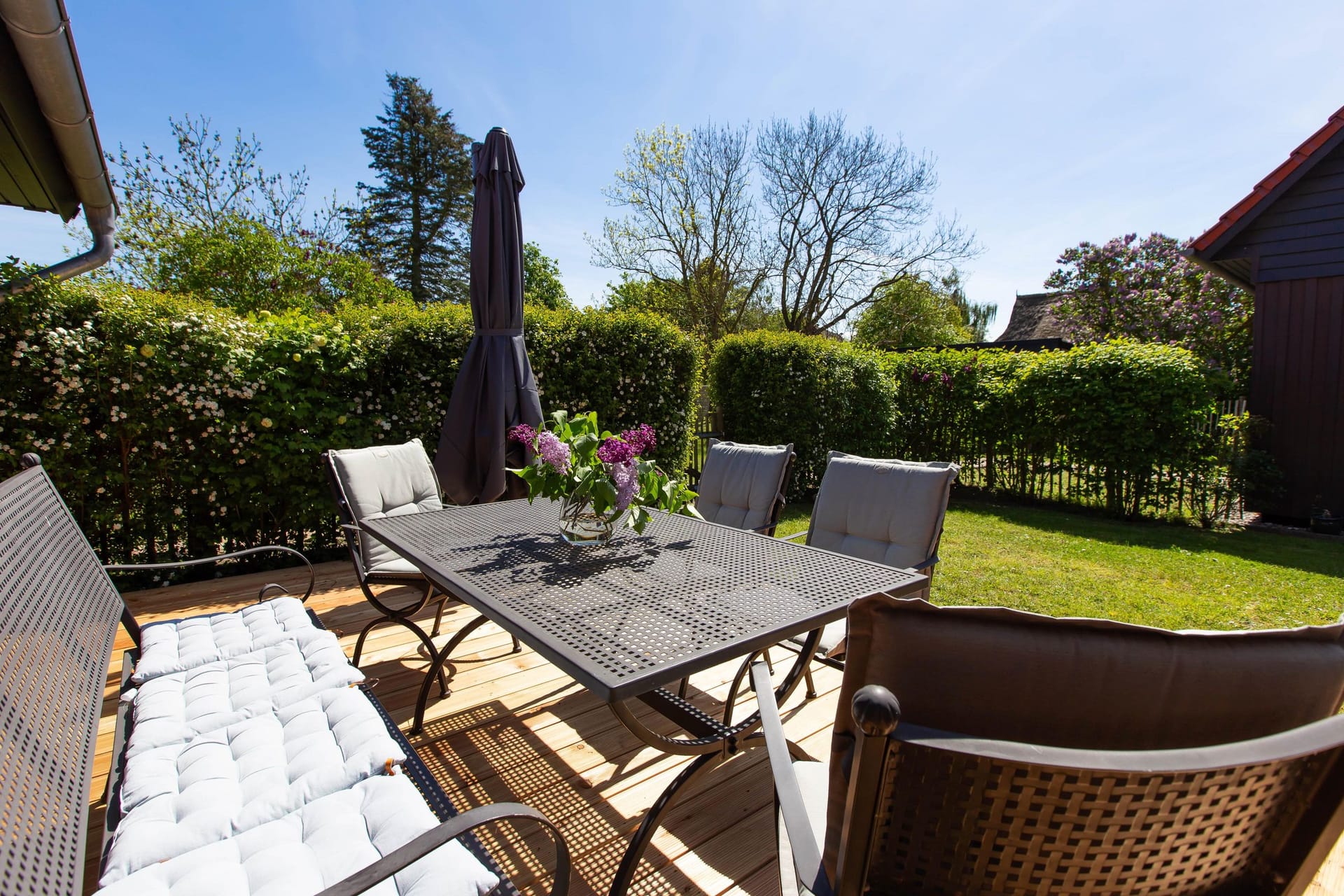 Terrasse mit Tisch und Stühlen