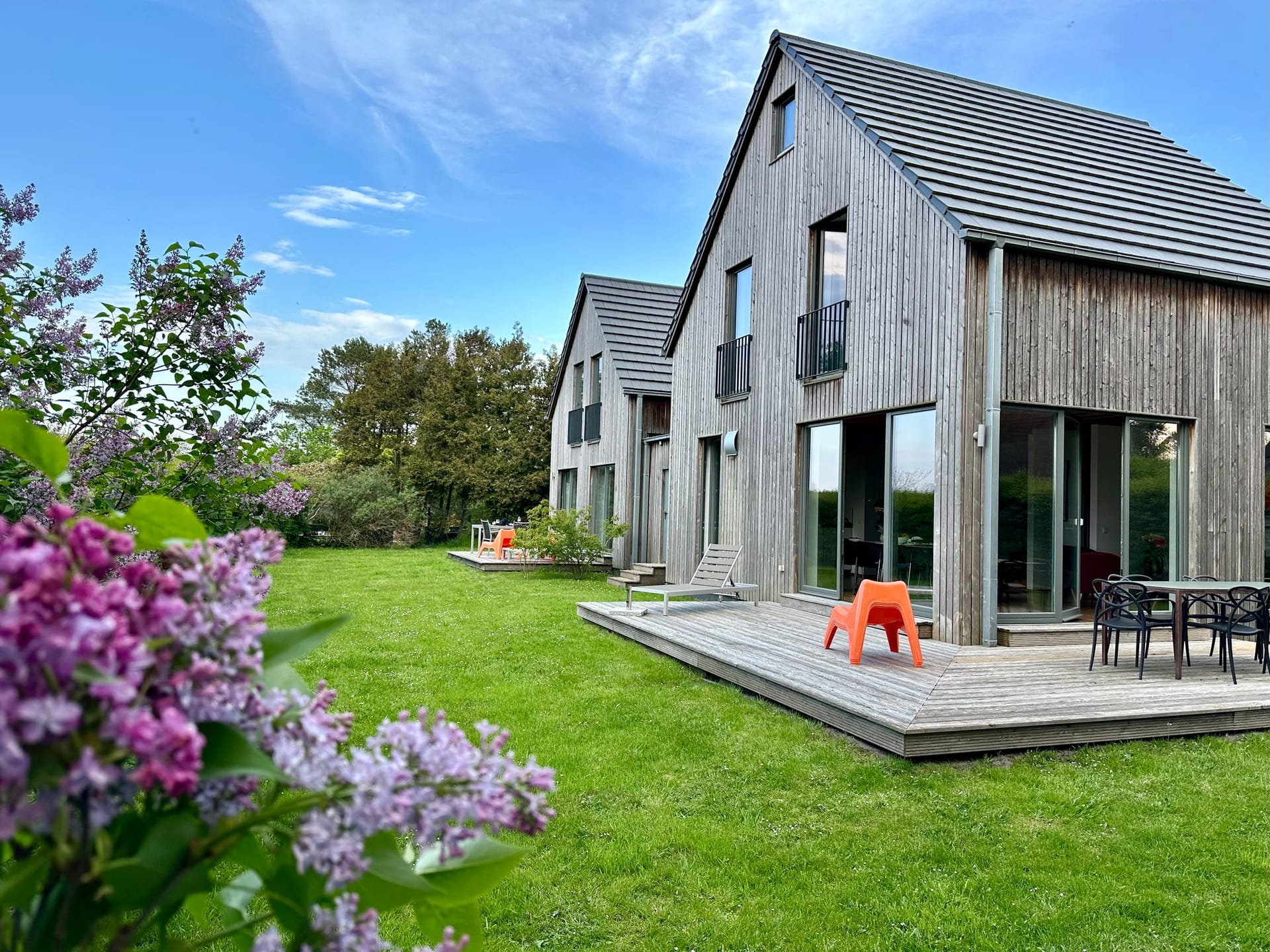 Außenansicht eines modernen Holzhauses