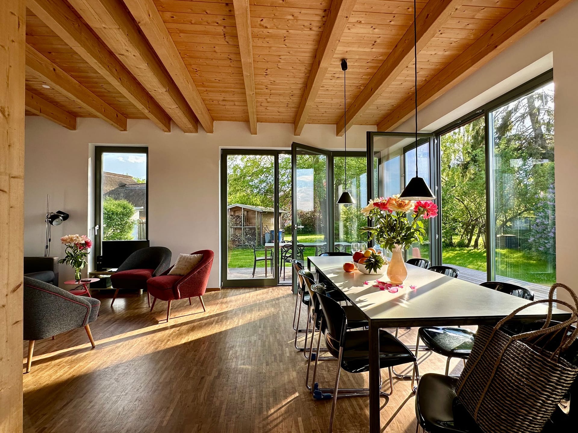 Heller Wohnbereich mit Holzdecke und Esstisch