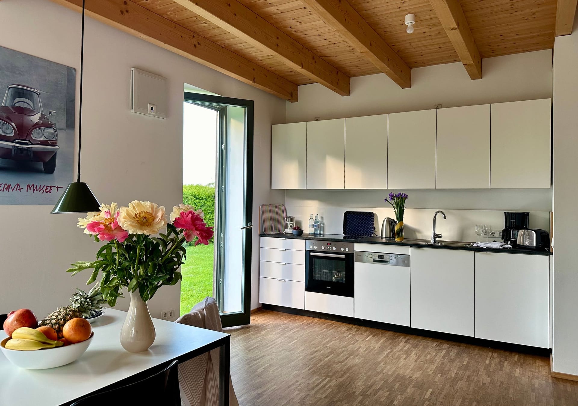 Moderne Küche mit Holzdecken und großen Fenstern