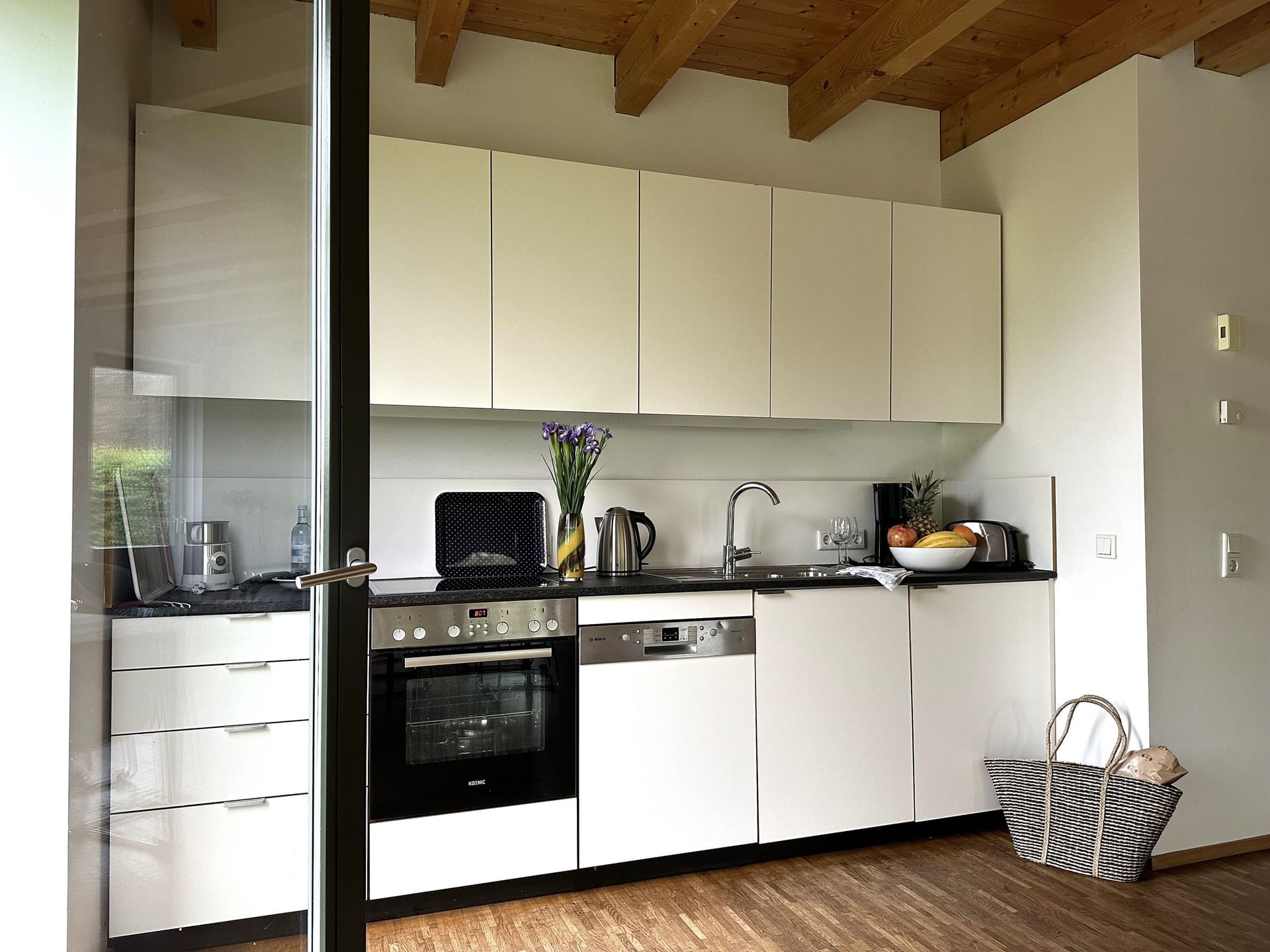 Moderne Küche mit weißen Schränken