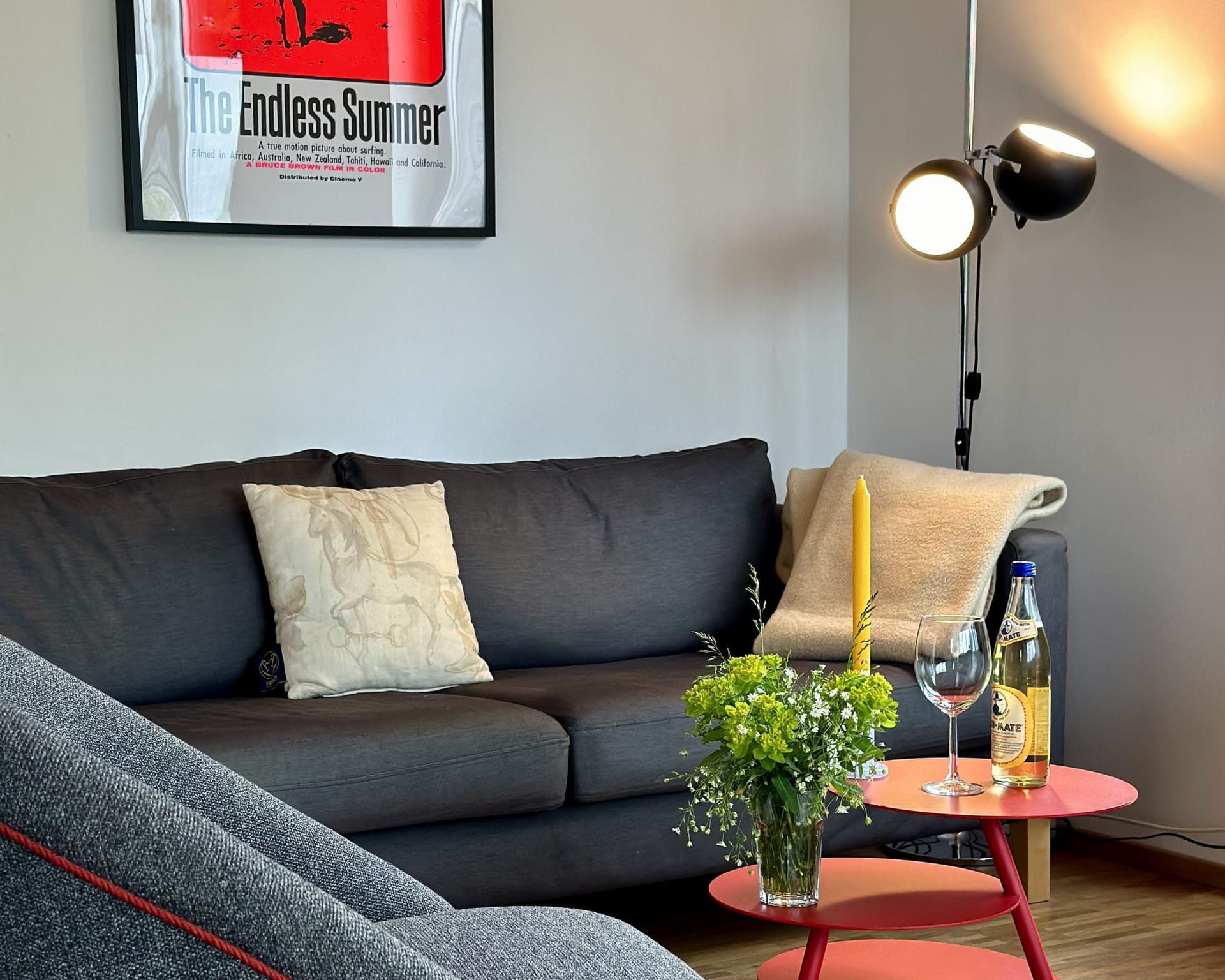 Wohnzimmer mit Sofa und stilvollem Kunstwerk