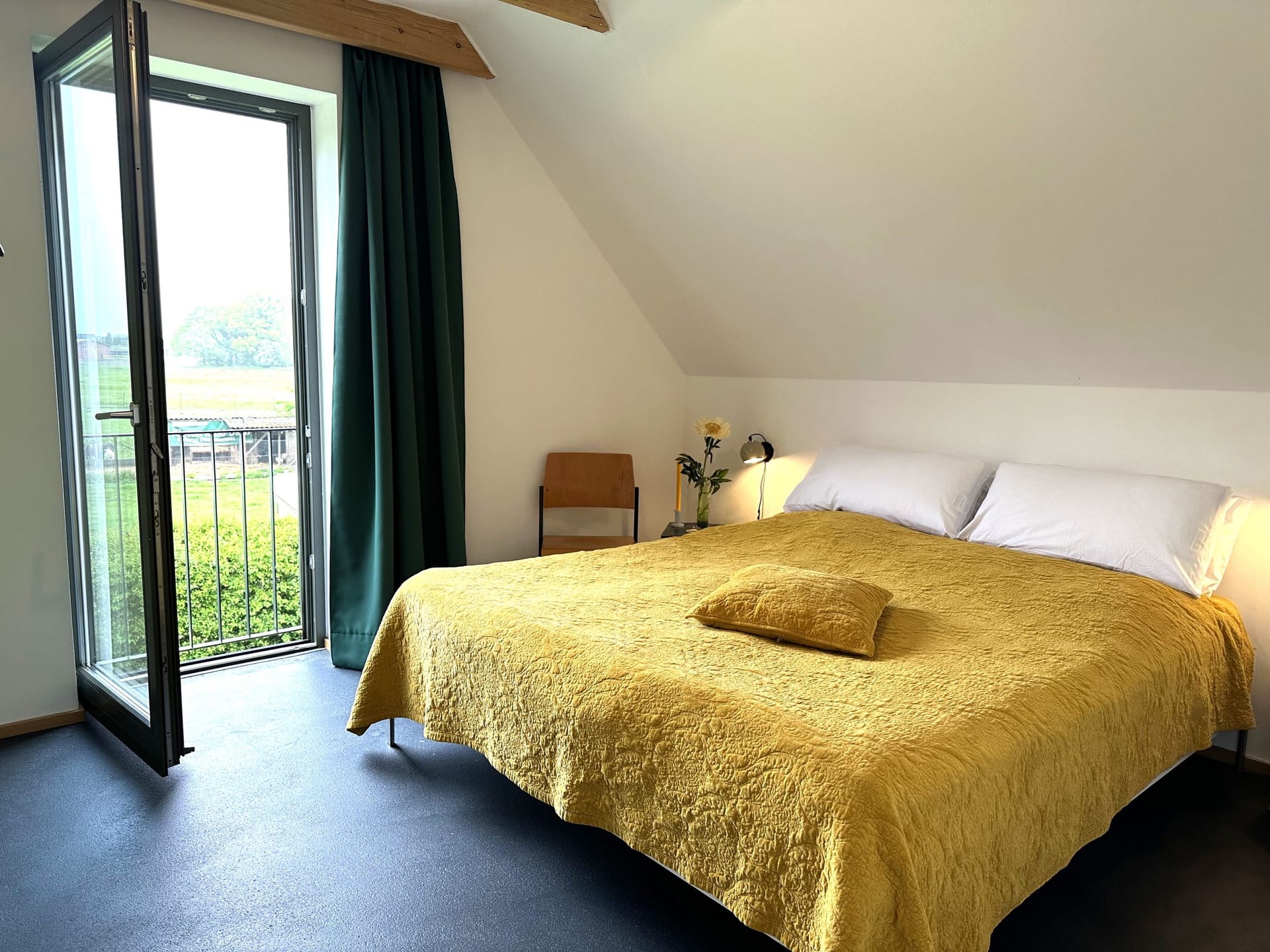 Schlafzimmer mit Balkon und großem Bett