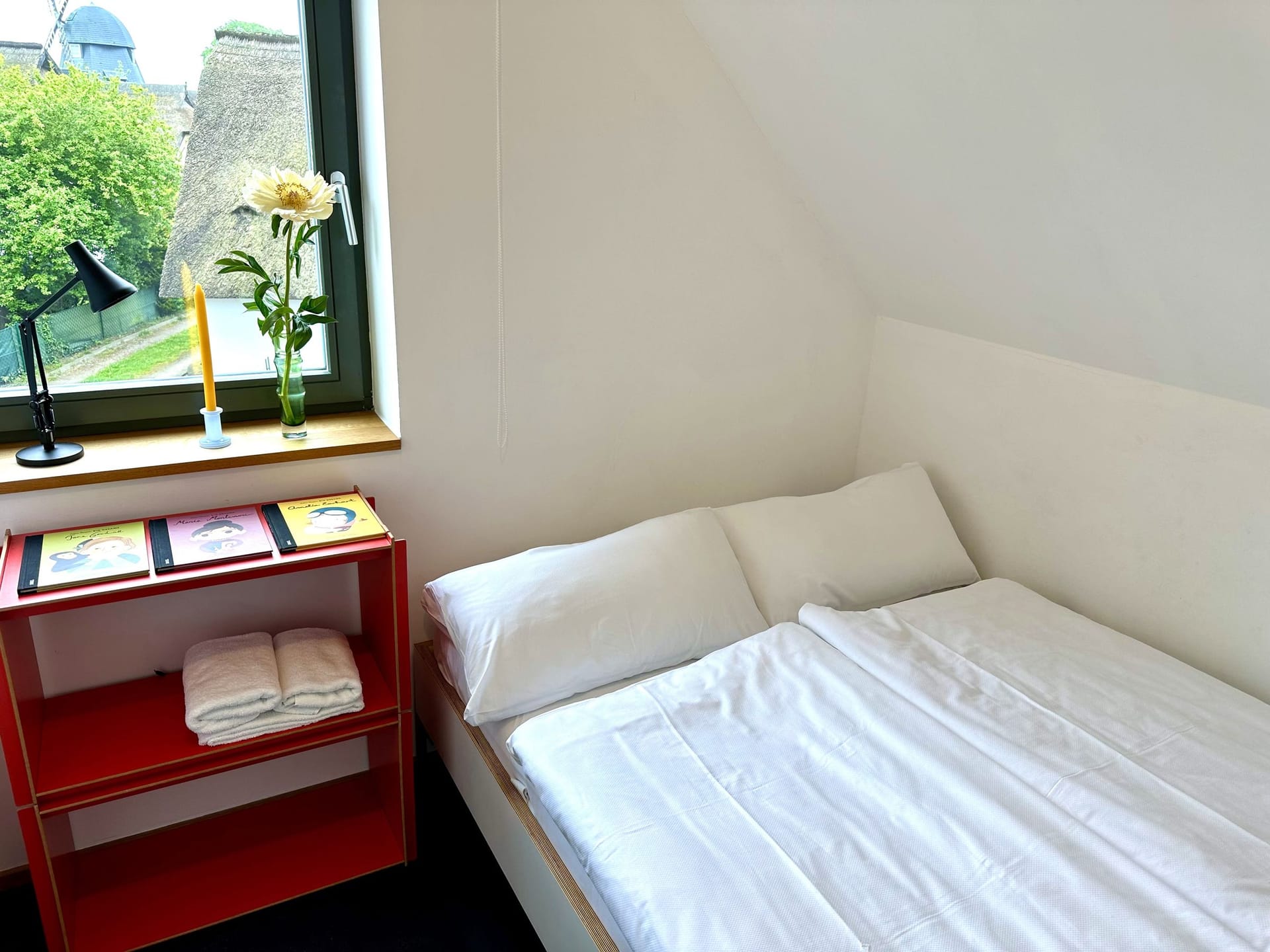 Schlafzimmer mit Bett und Nachttisch