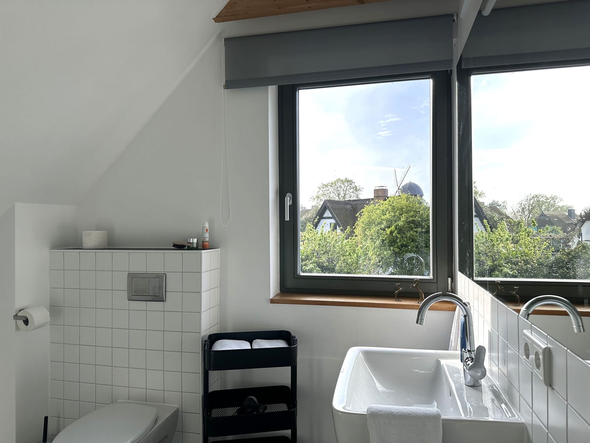 Helles Badezimmer mit Fenster und moderner Ausstattung