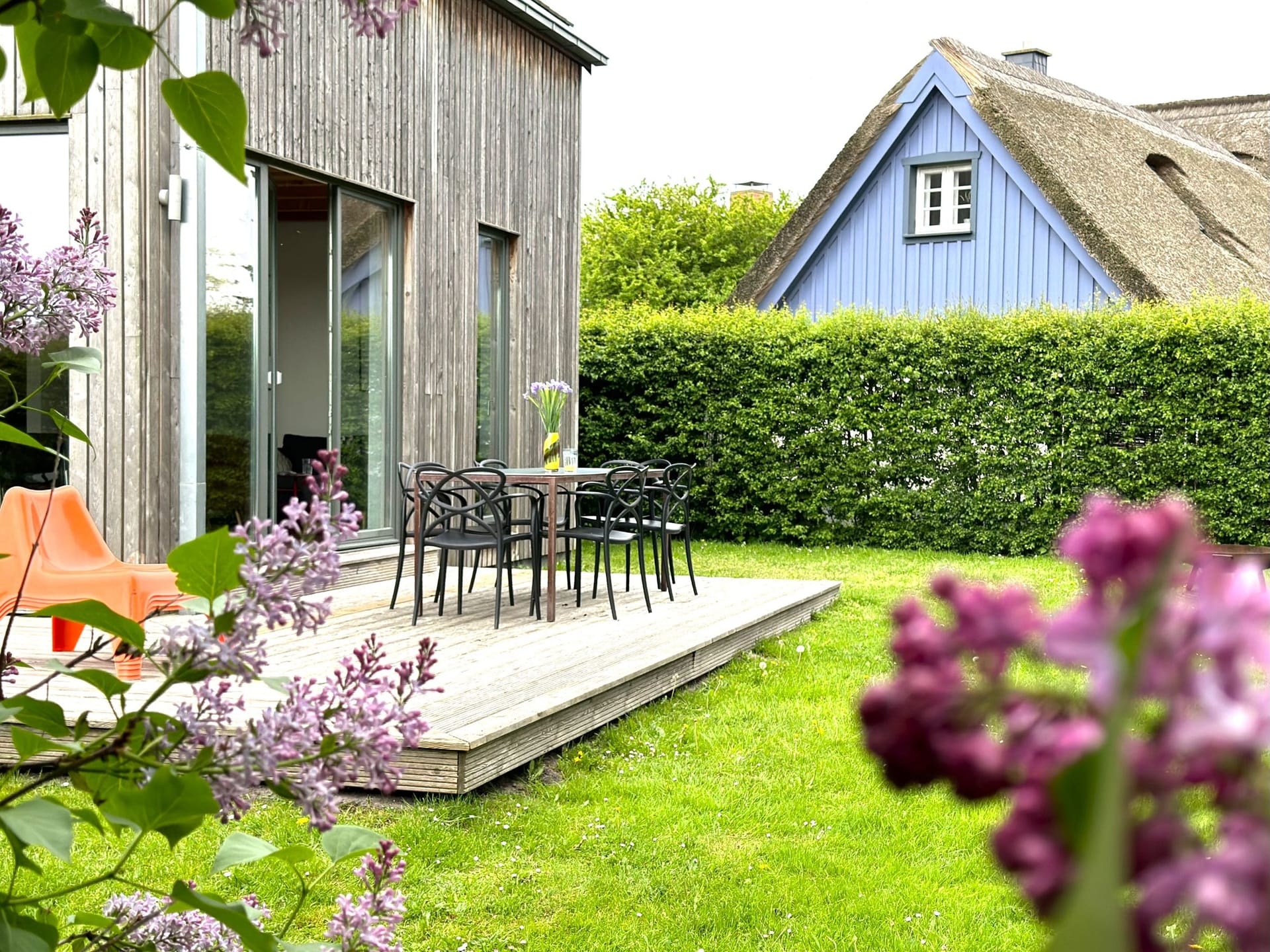 Terrasse mit Tisch und Stühlen im Garten
