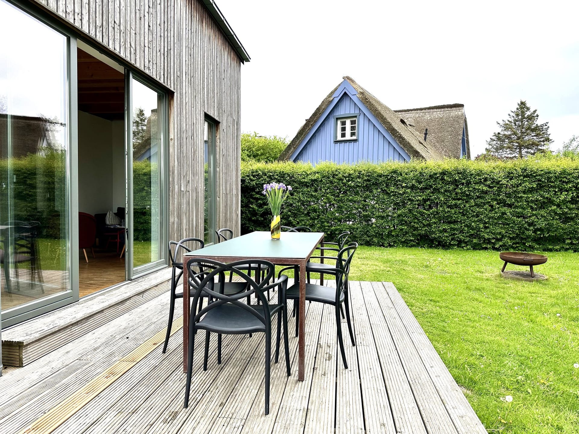 Terrasse mit Tisch und Stühlen