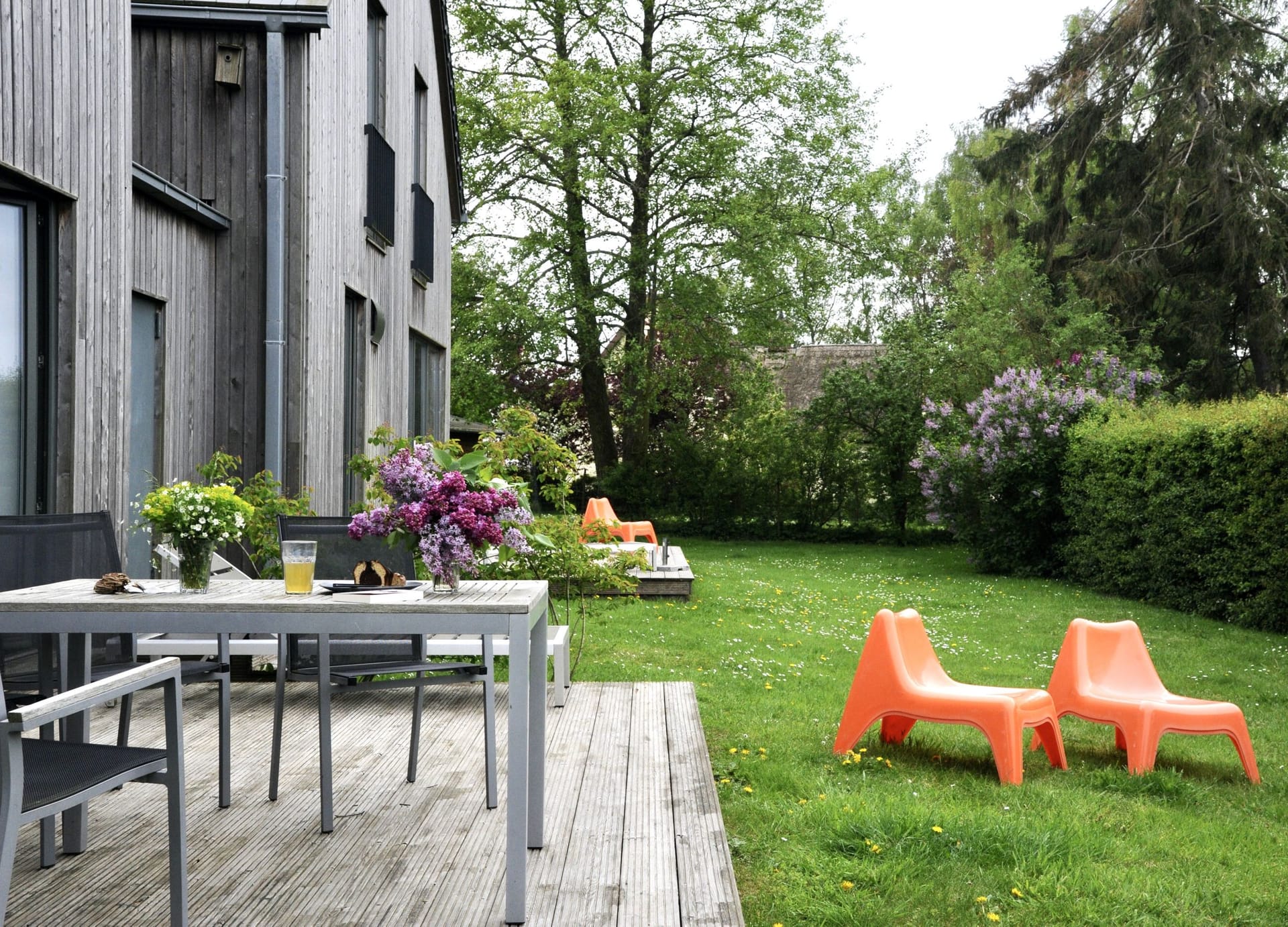 Einladende Terrasse mit Holztisch und Gartenblick