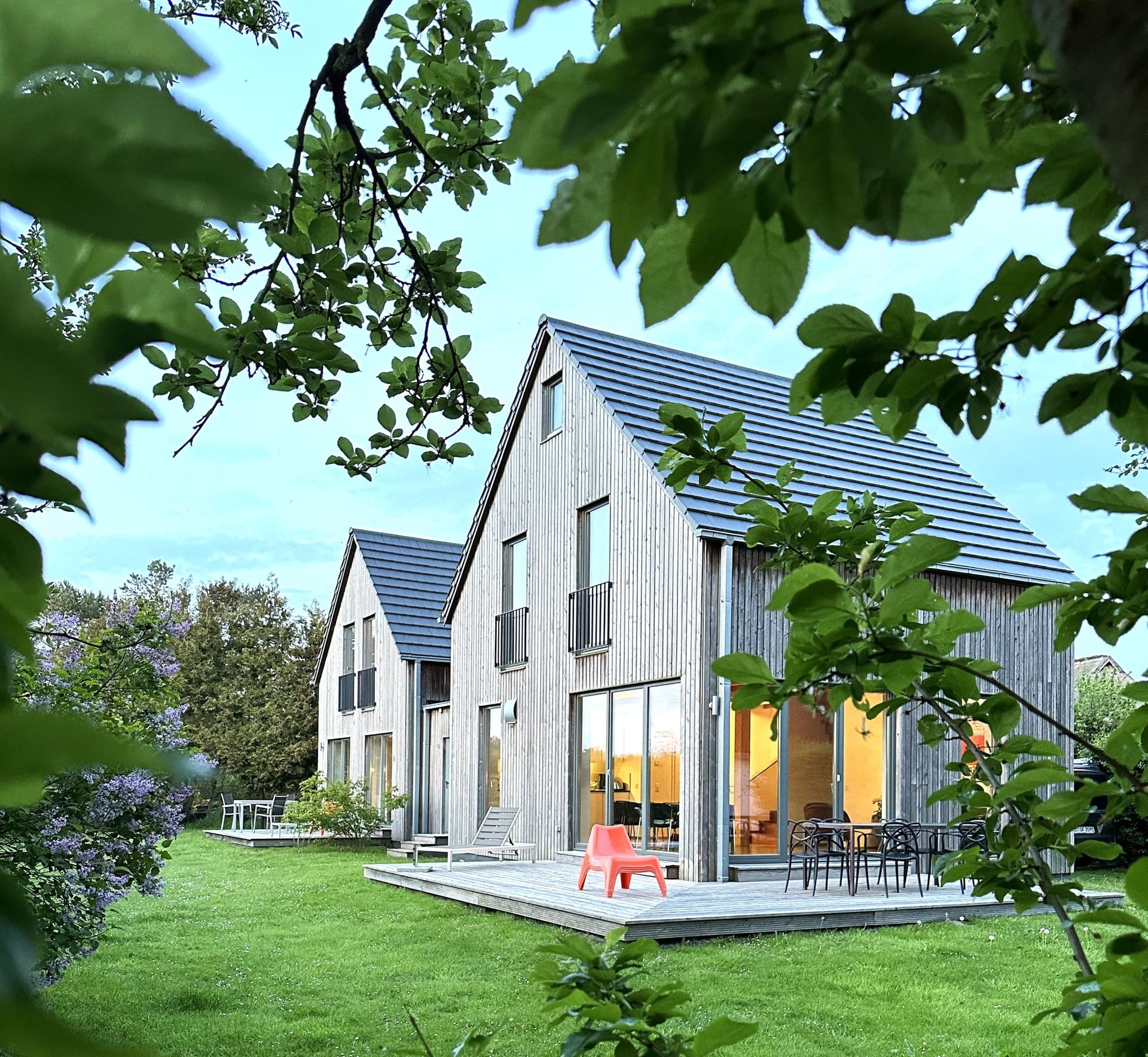 Moderne Holzarchitektur mit großzügigen Fenstern