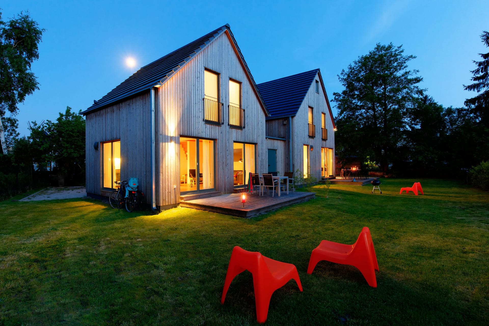 Modernes Holzhaus mit Terrasse und Garten