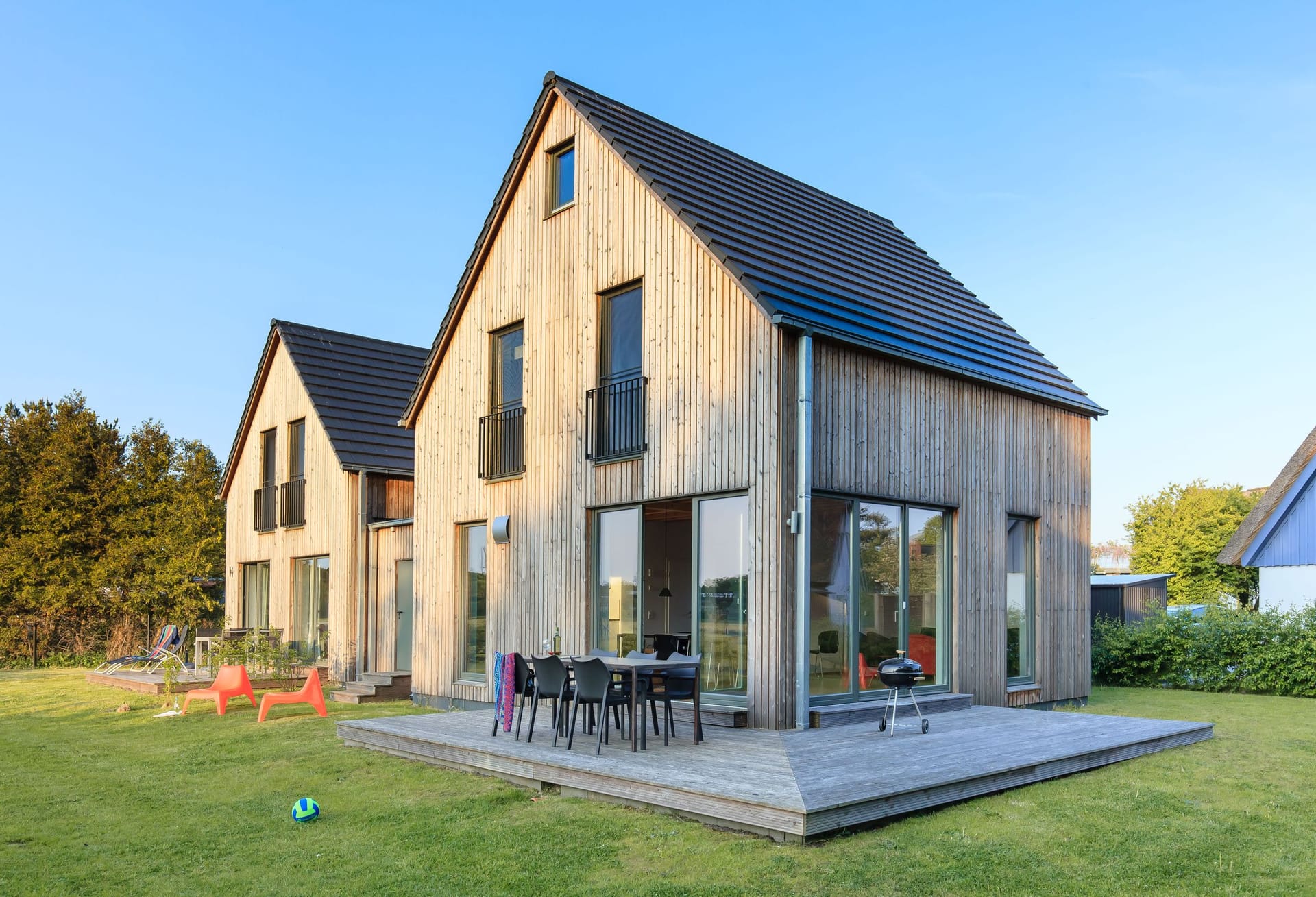 Moderne Holzhaushälfte mit großzügiger Terrasse