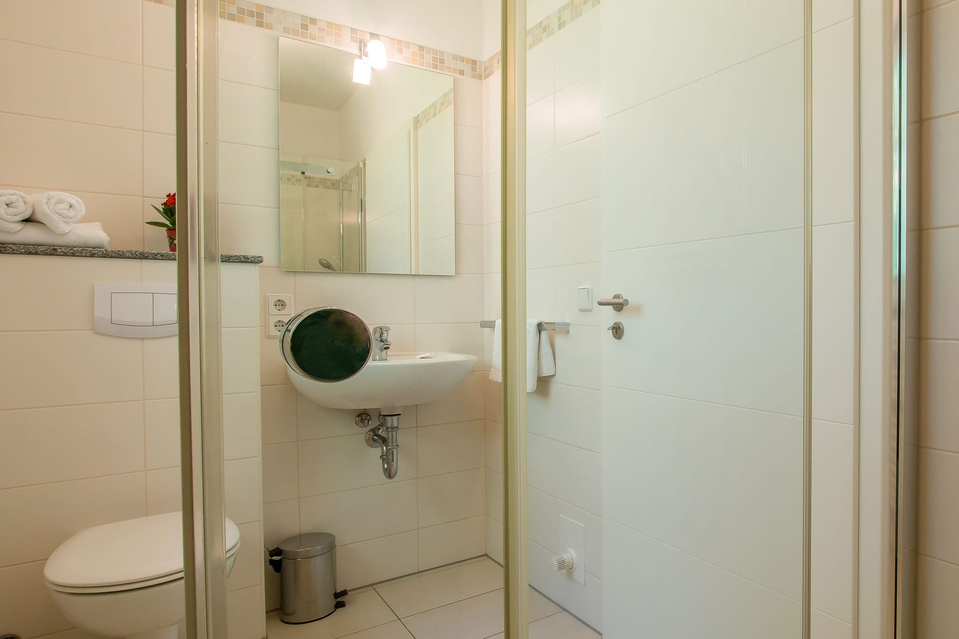 Modernes Badezimmer mit Dusche und Waschbecken
