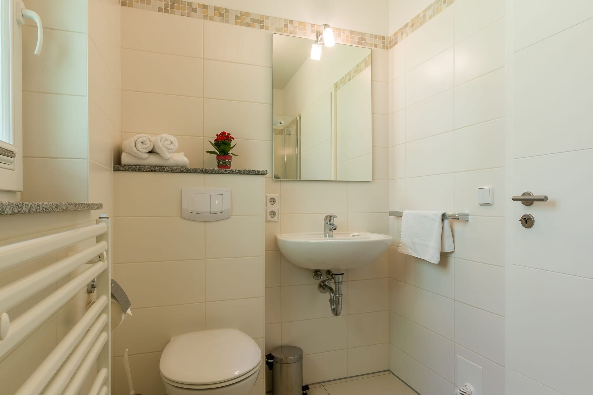 Helles Badezimmer mit modernem Design