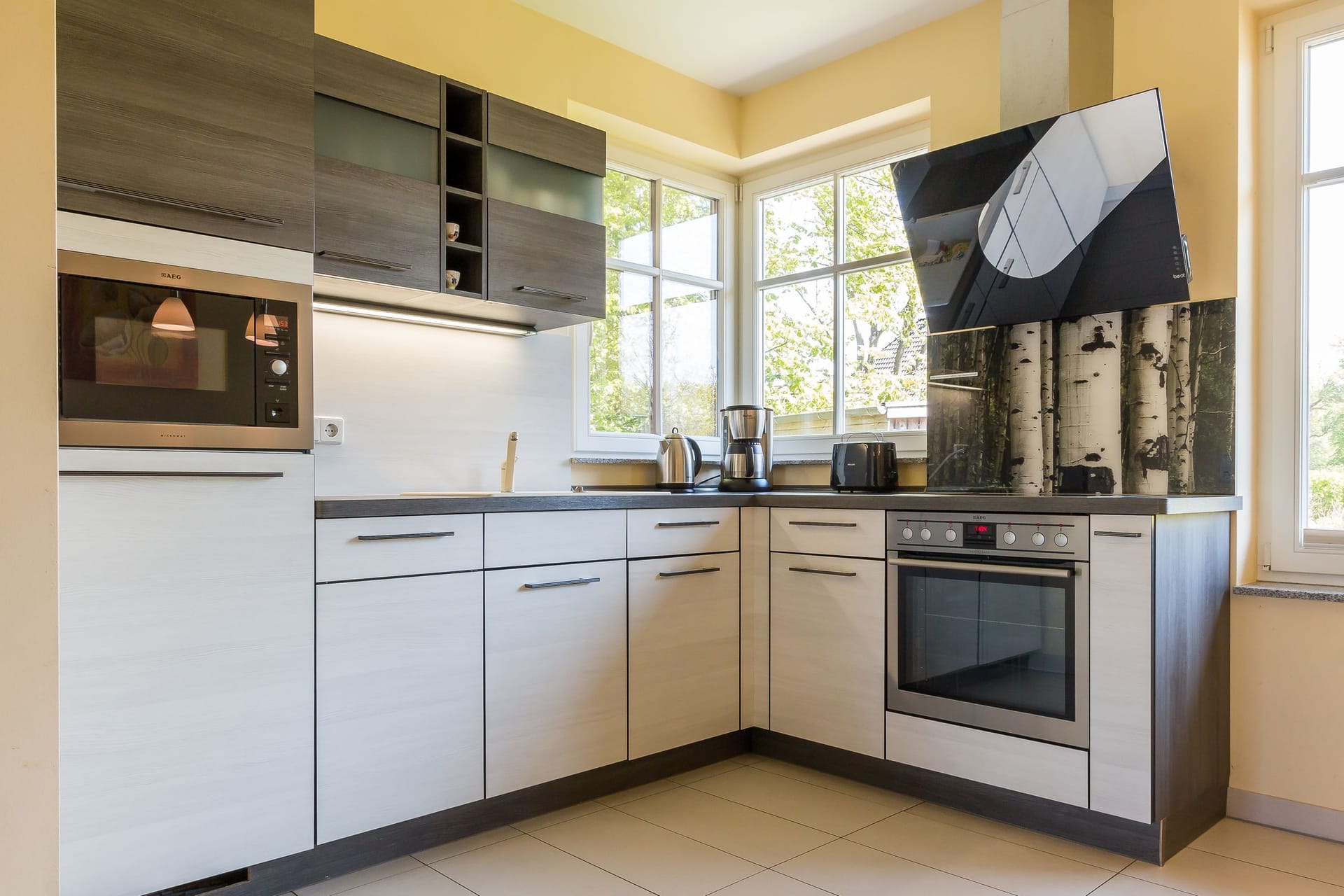 Moderne Küche mit Geräten und große Fenster