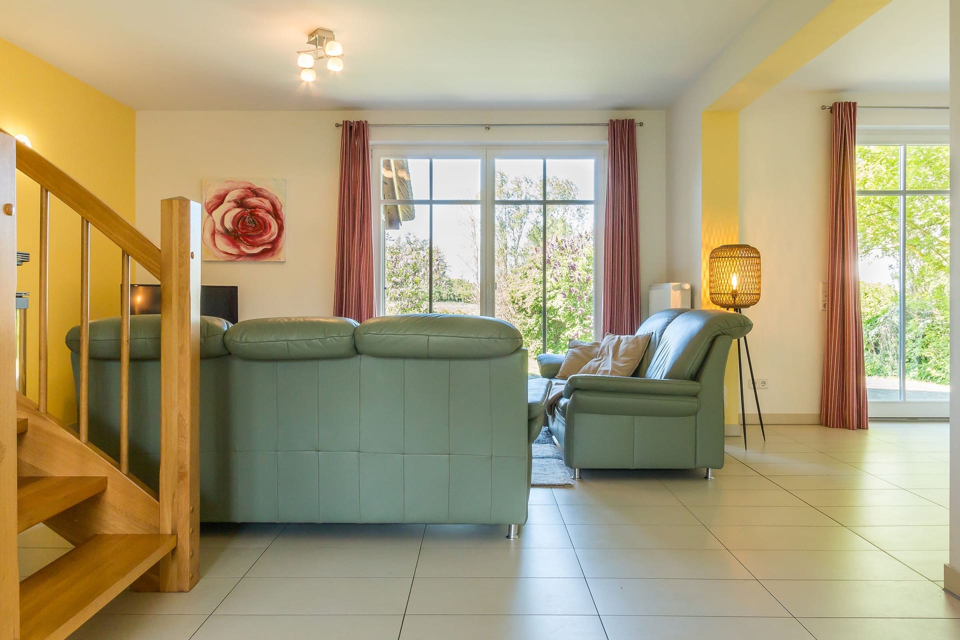 Helles Wohnzimmer mit Sofa und Ausblick