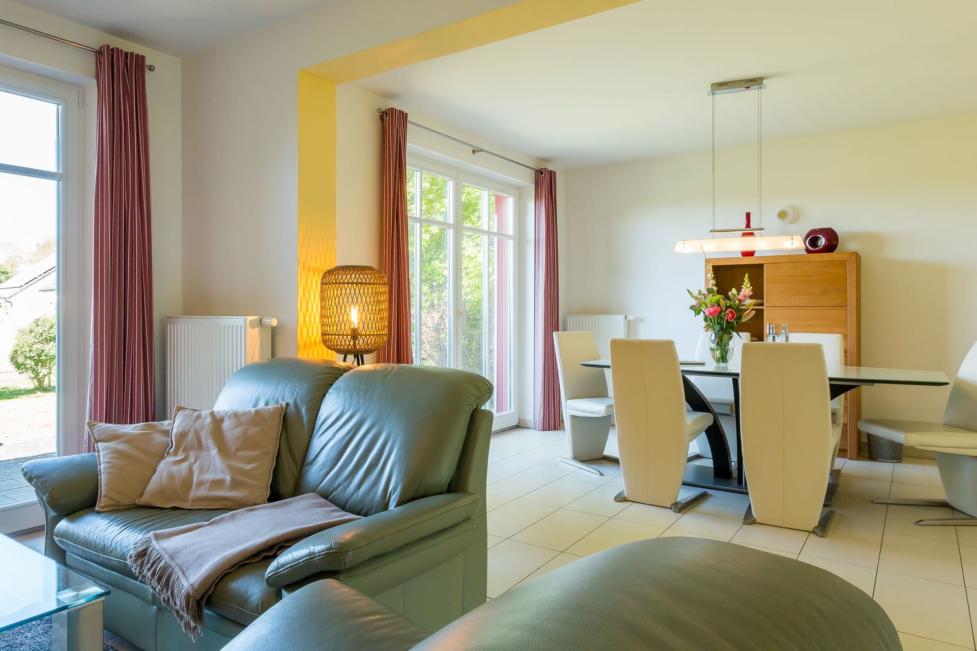 Helles Wohnzimmer mit Sofa und Esstisch