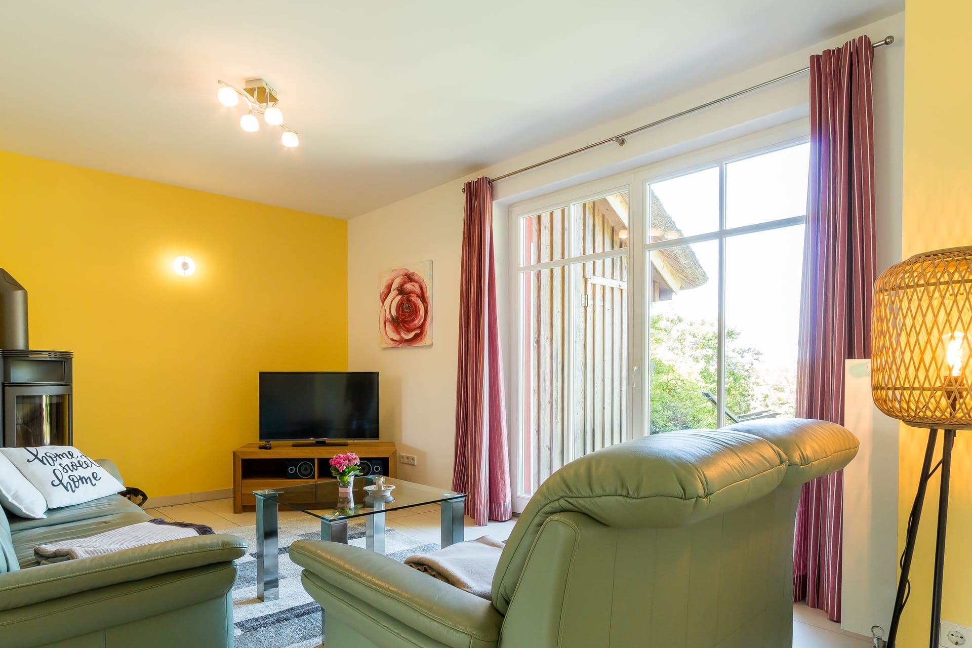 Gemütliches Wohnzimmer mit Fernseher