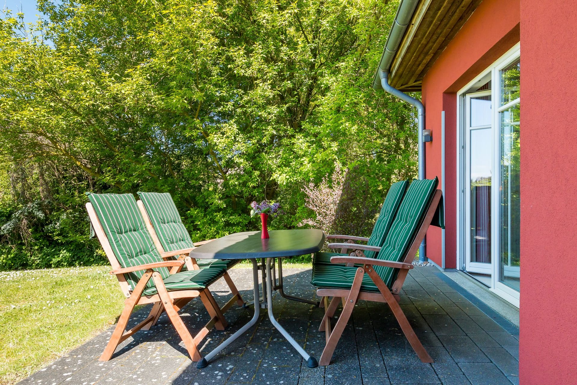 Terrasse mit Blick auf die grüne Umgebung