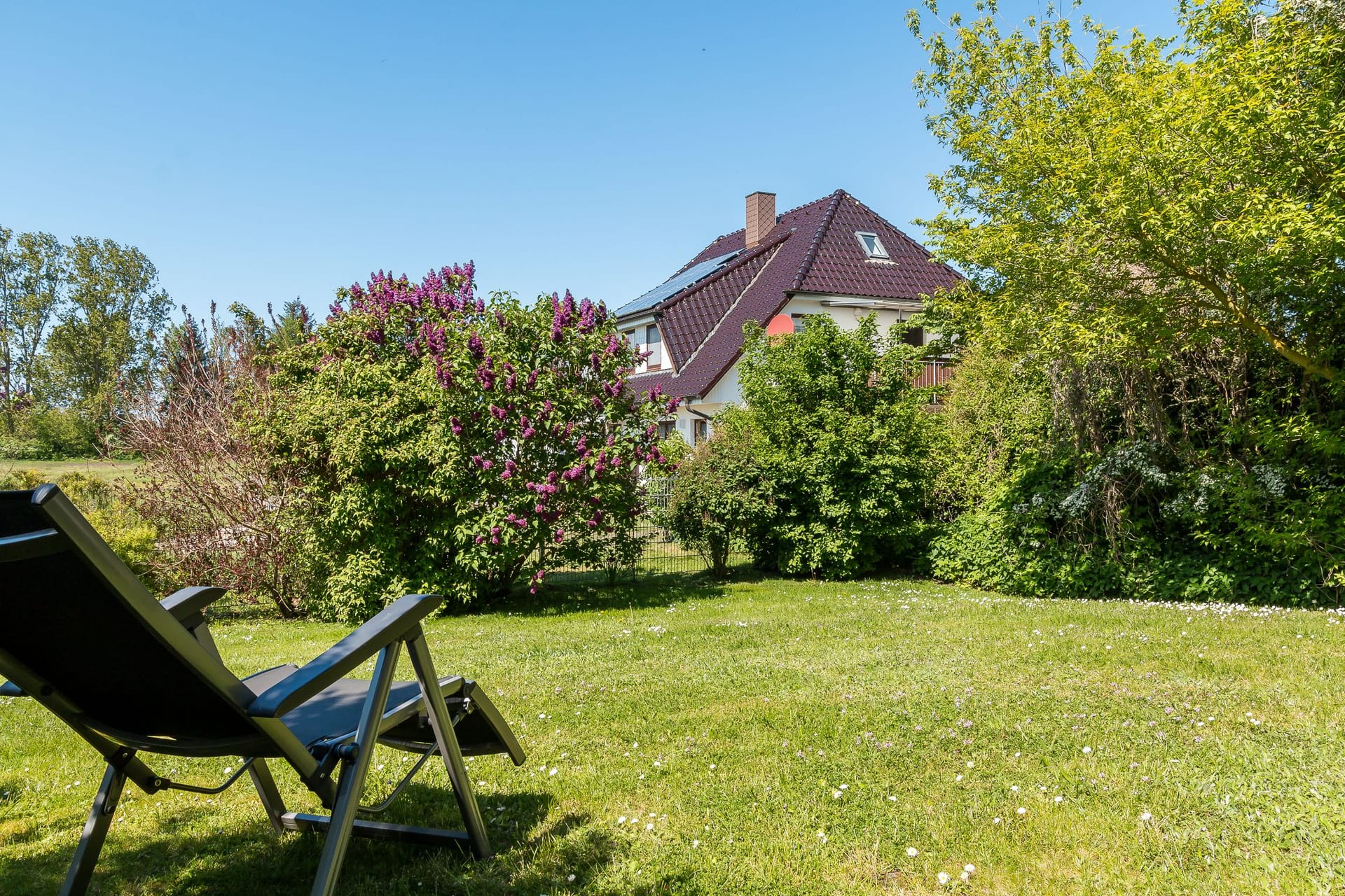 Außenansicht eines Hauses mit Garten