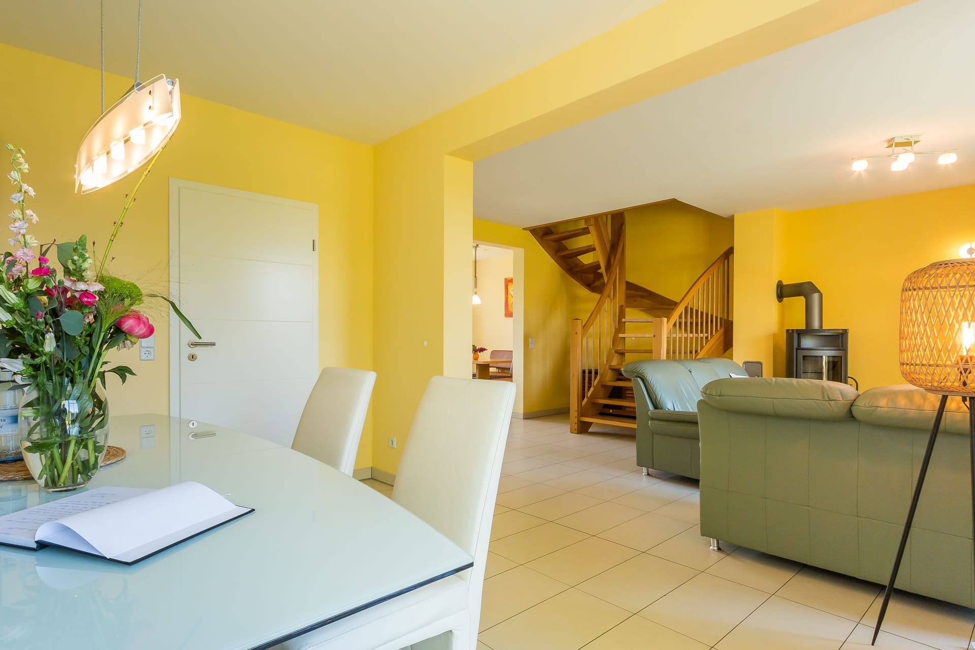 Wohnzimmer mit gelben Wänden und Sofa