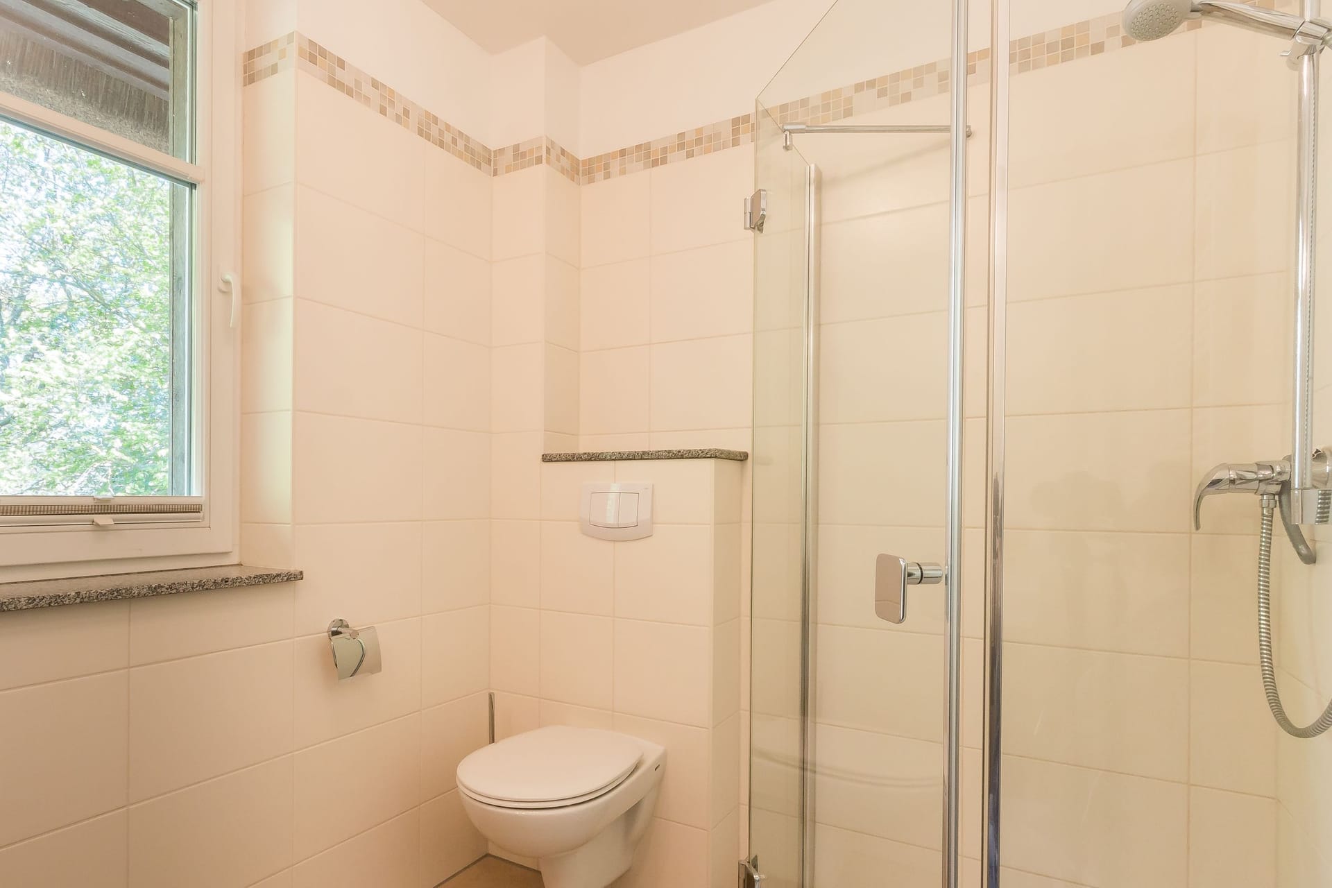Badezimmer mit Dusche und modernen Fliesen