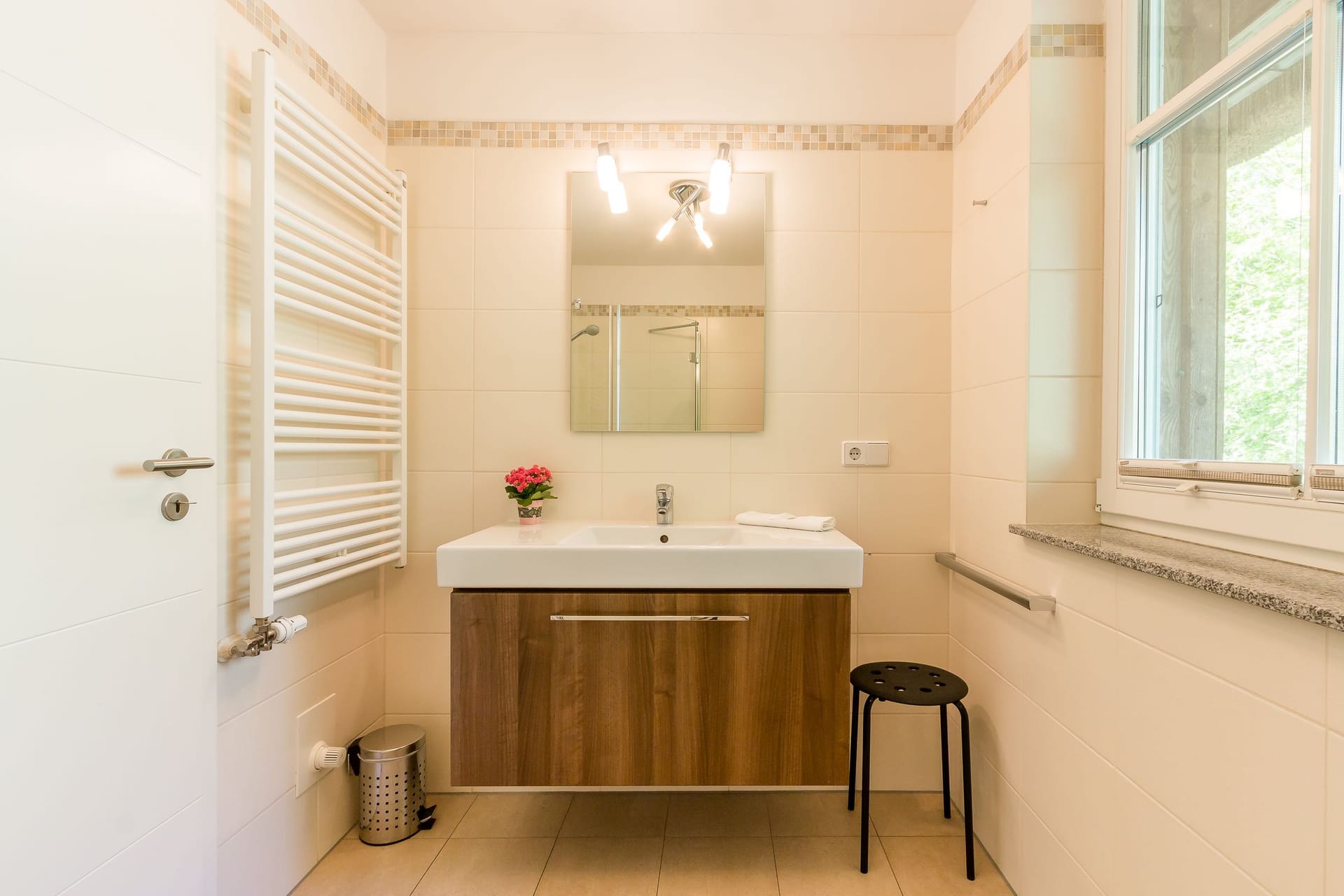 Modernes Badezimmer mit Waschtisch, Spiegel und Dusche.