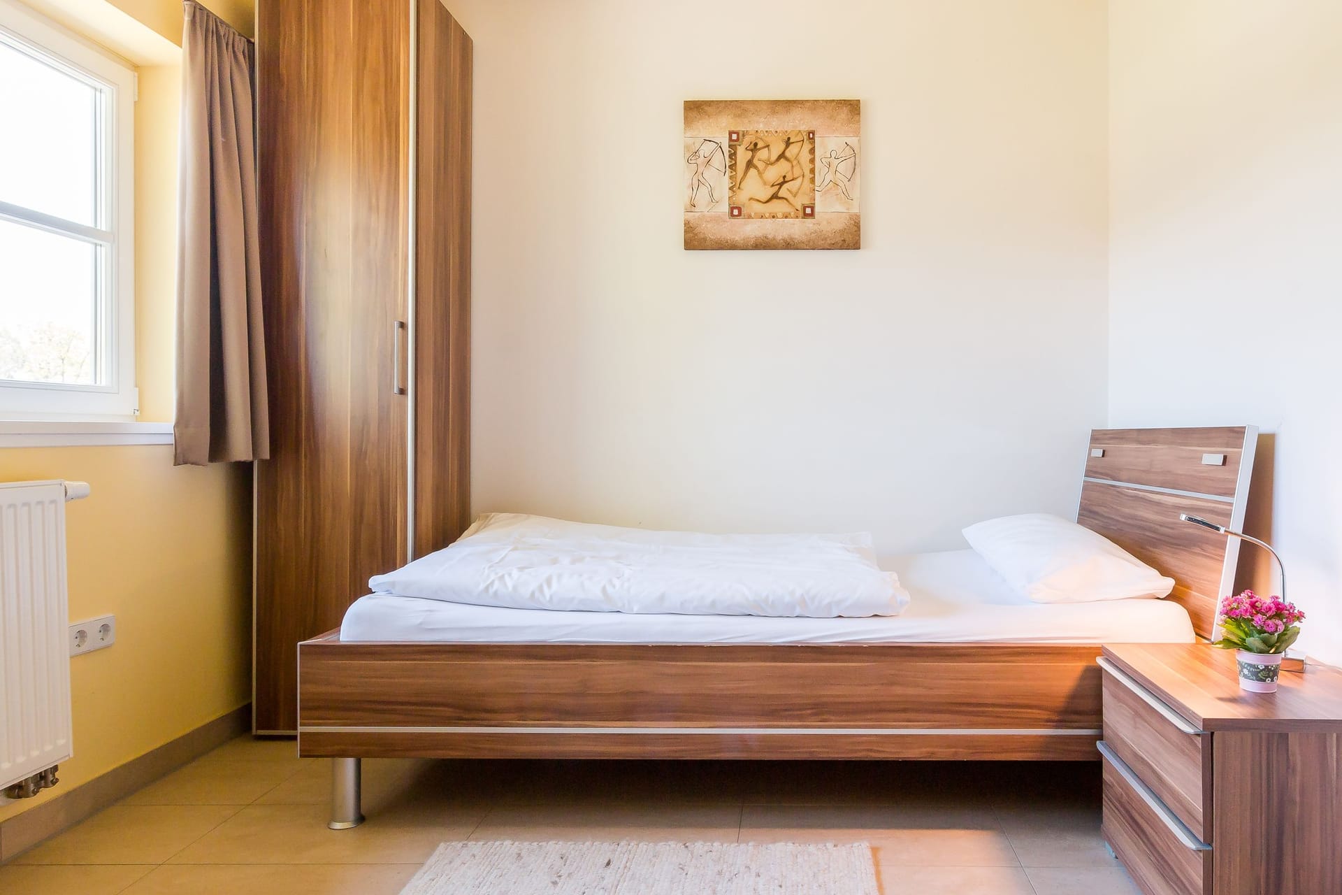 Schlafzimmer mit Einzelbett und Nachttisch