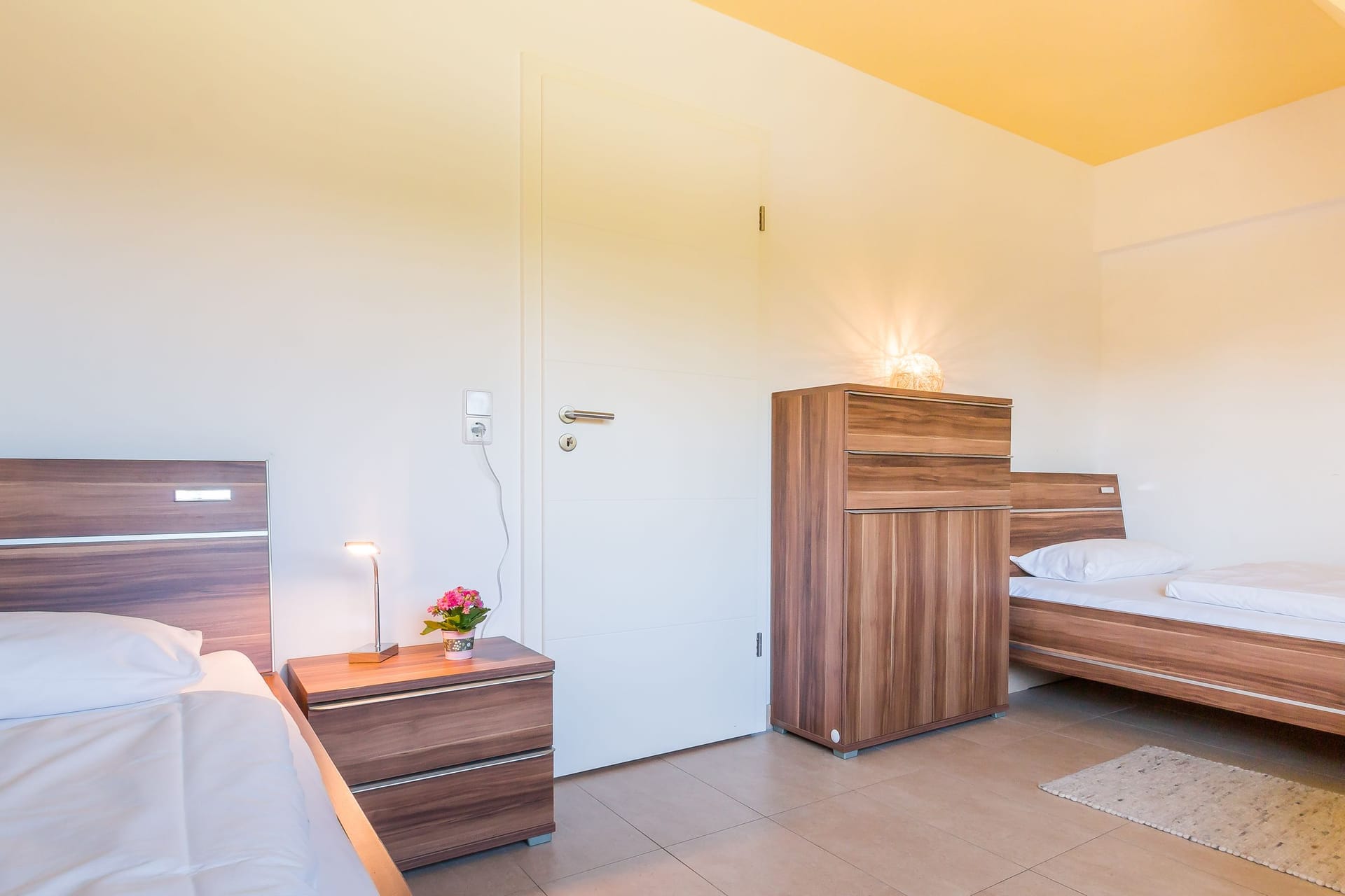 Helles Schlafzimmer mit zwei Einzelbetten
