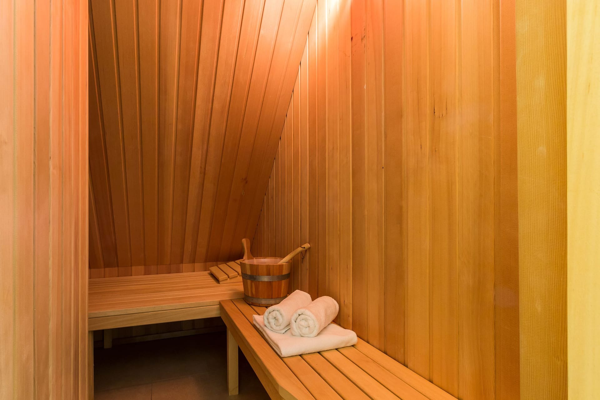 Sauna mit Holzverkleidung und Bänken